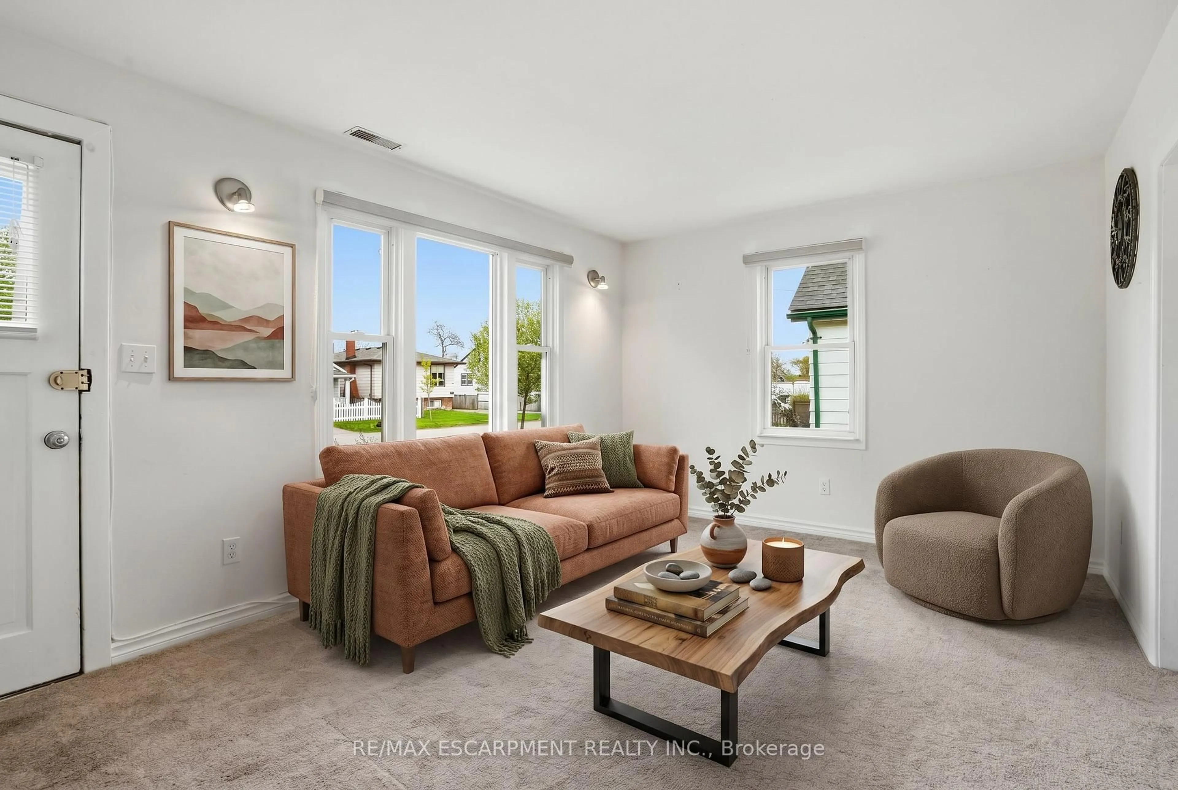 Living room with furniture, unknown for 15 Kirk St, St. Catharines Ontario L2S 1B8