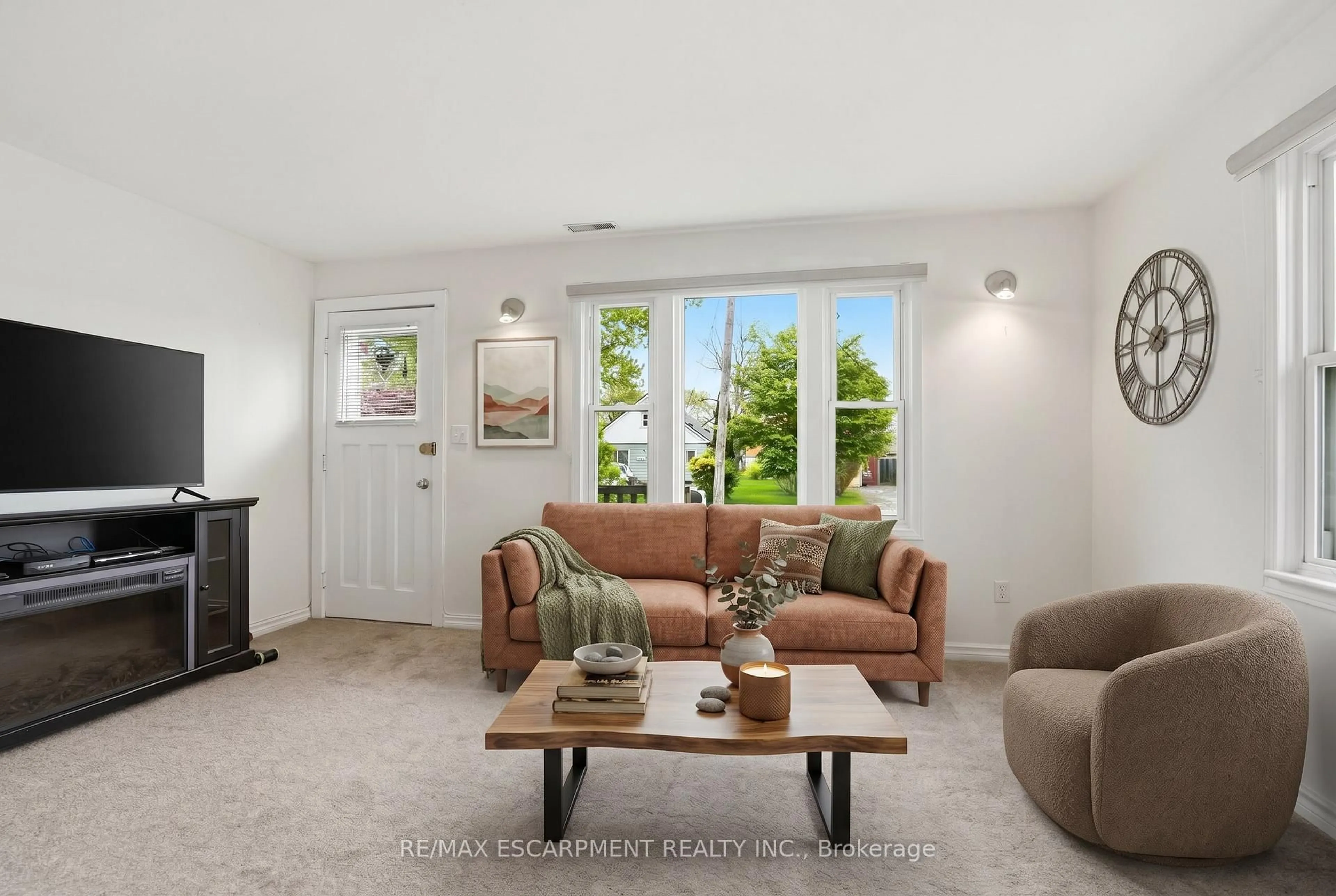 Living room with furniture, unknown for 15 Kirk St, St. Catharines Ontario L2S 1B8