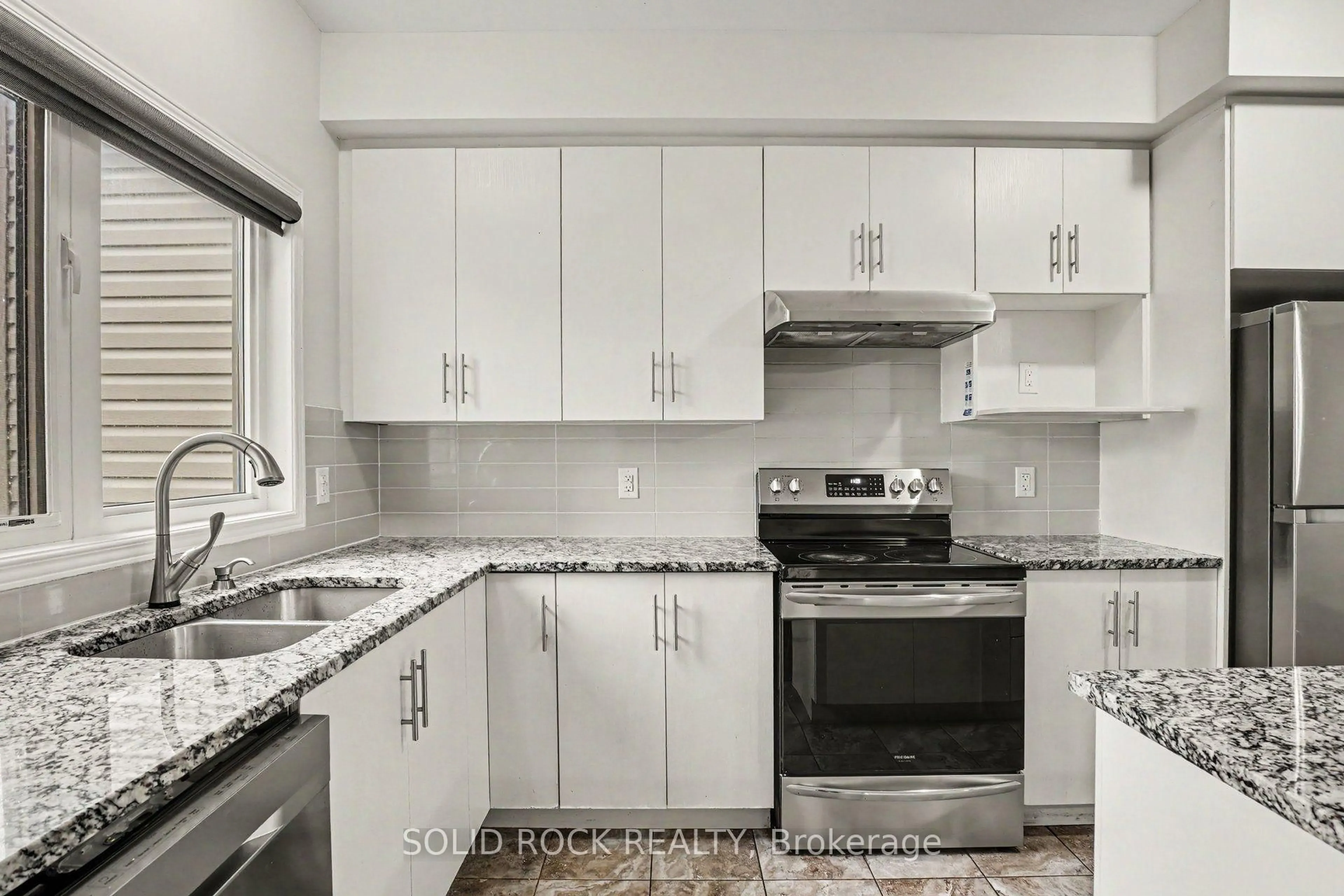 Standard kitchen, ceramic/tile floor for 639 Via Campanale Ave, Ottawa Ontario K2J 4A2