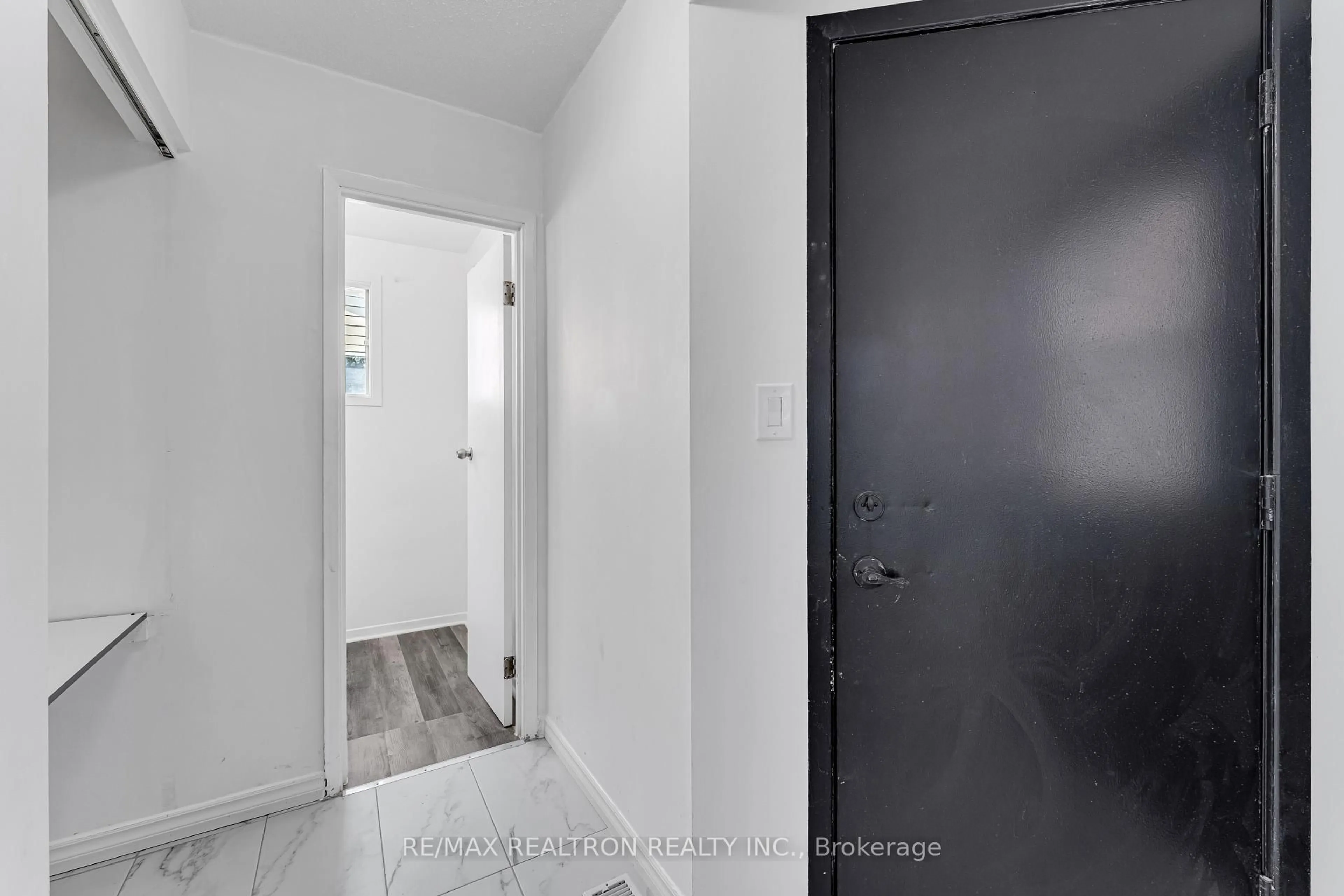 Indoor entryway for 709 Ridley Dr, Kingston Ontario K7P 2A3