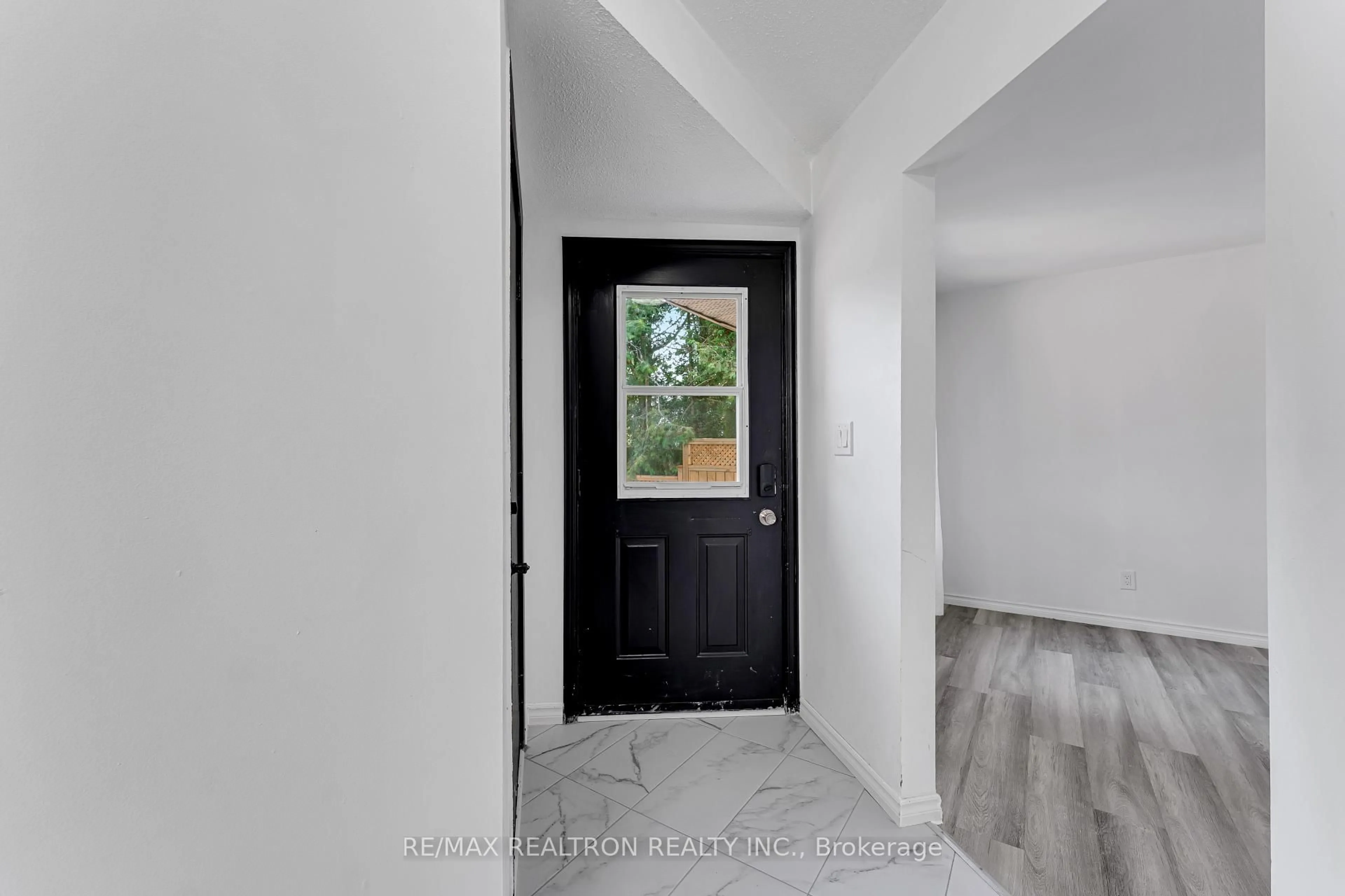 Indoor entryway for 709 Ridley Dr, Kingston Ontario K7P 2A3