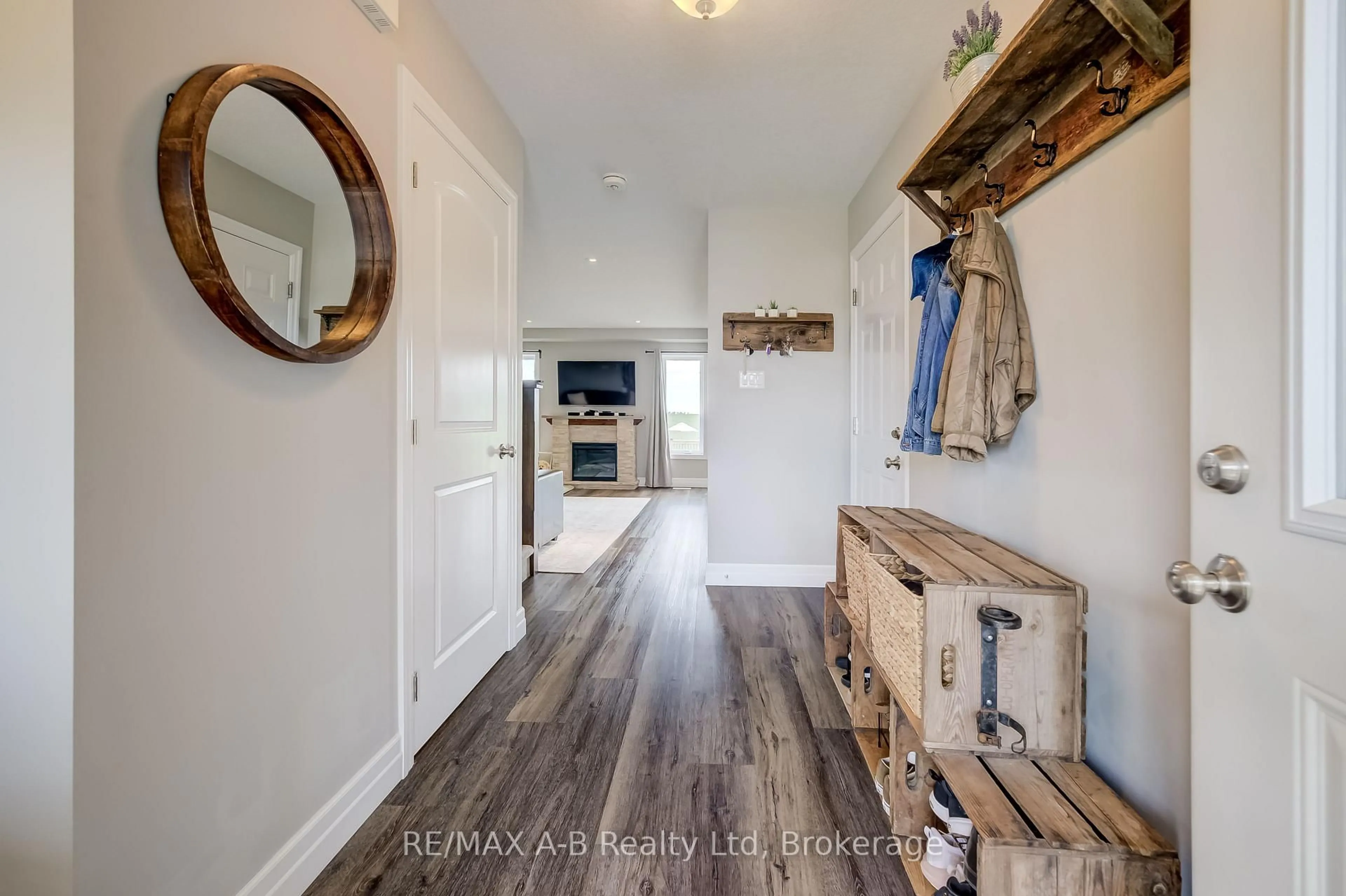 Indoor entryway for 122 Halliday Dr, East Zorra-Tavistock Ontario N0B 2R0