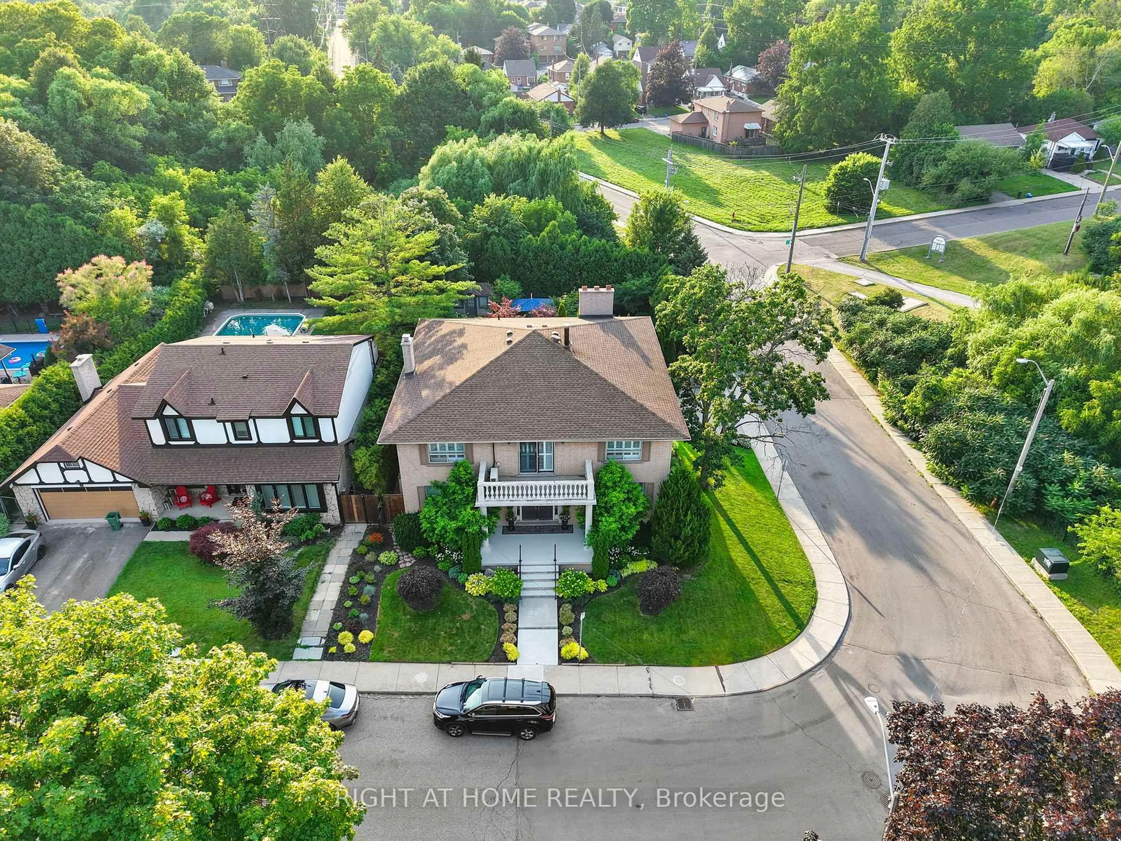 A pic from outside/outdoor area/front of a property/back of a property/a pic from drone, street for 14 Delbrook Crt, Hamilton Ontario L8S 2C1