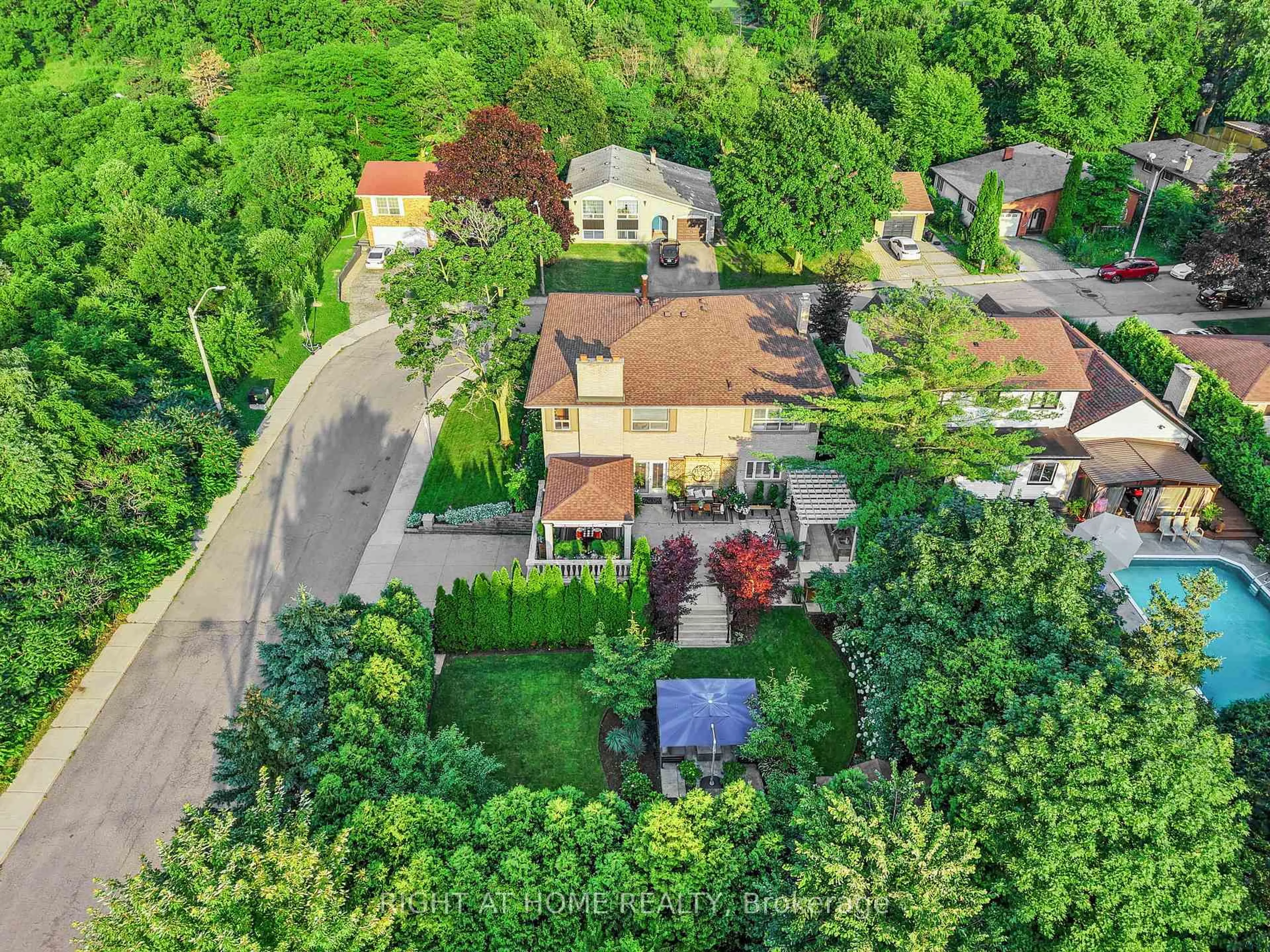 A pic from outside/outdoor area/front of a property/back of a property/a pic from drone, street for 14 Delbrook Crt, Hamilton Ontario L8S 2C1