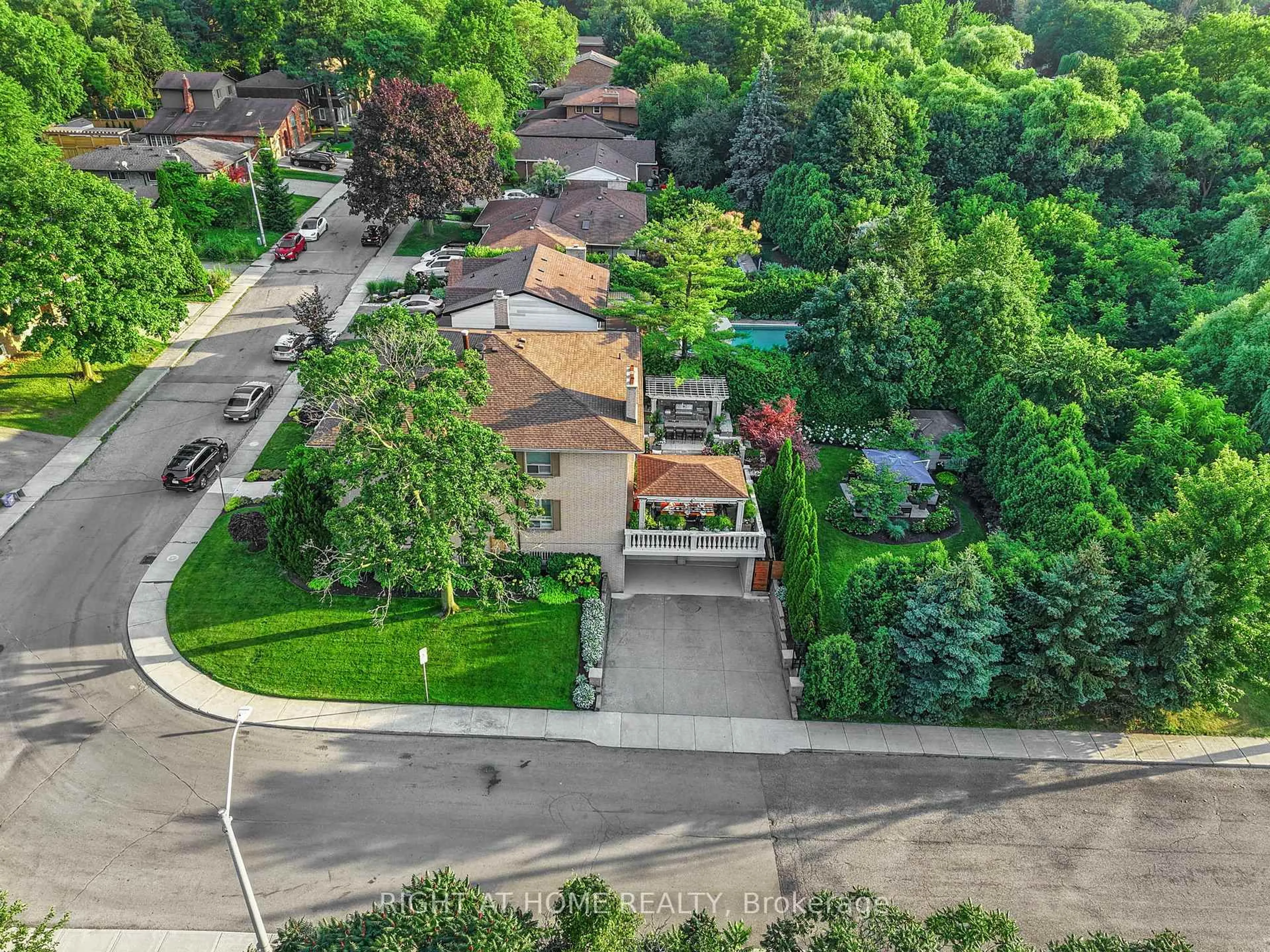 A pic from outside/outdoor area/front of a property/back of a property/a pic from drone, street for 14 Delbrook Crt, Hamilton Ontario L8S 2C1