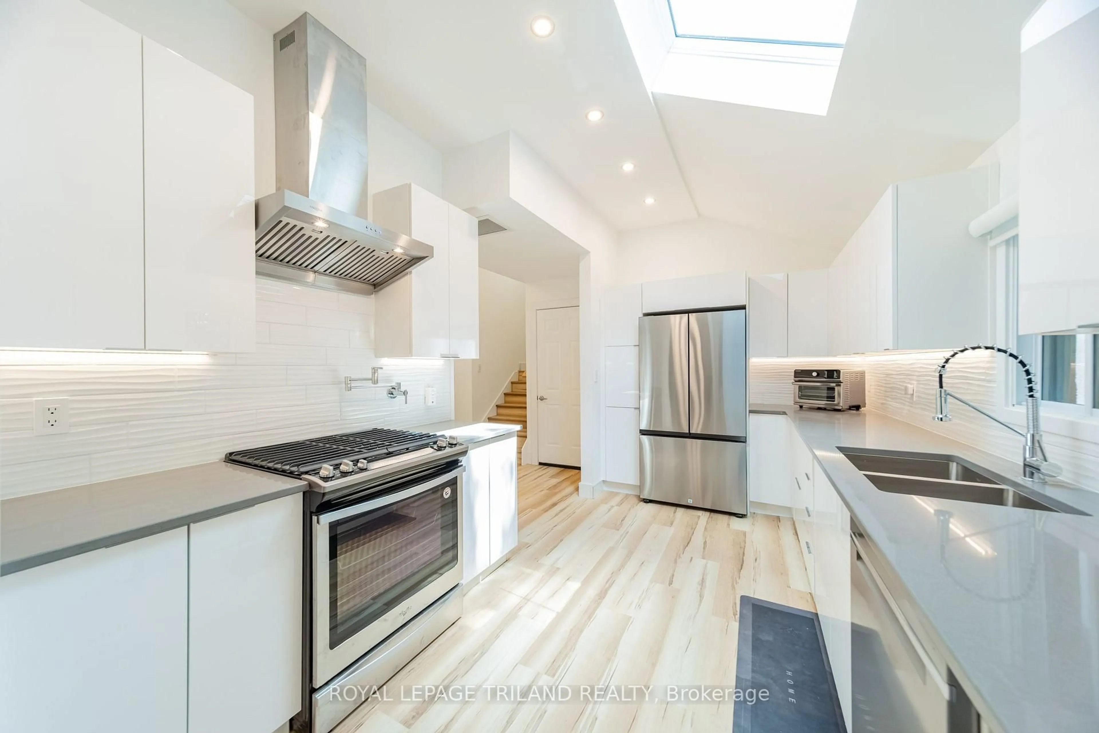 Contemporary kitchen, unknown for 9653 Joanne Ave, Lambton Shores Ontario N0M 1T0