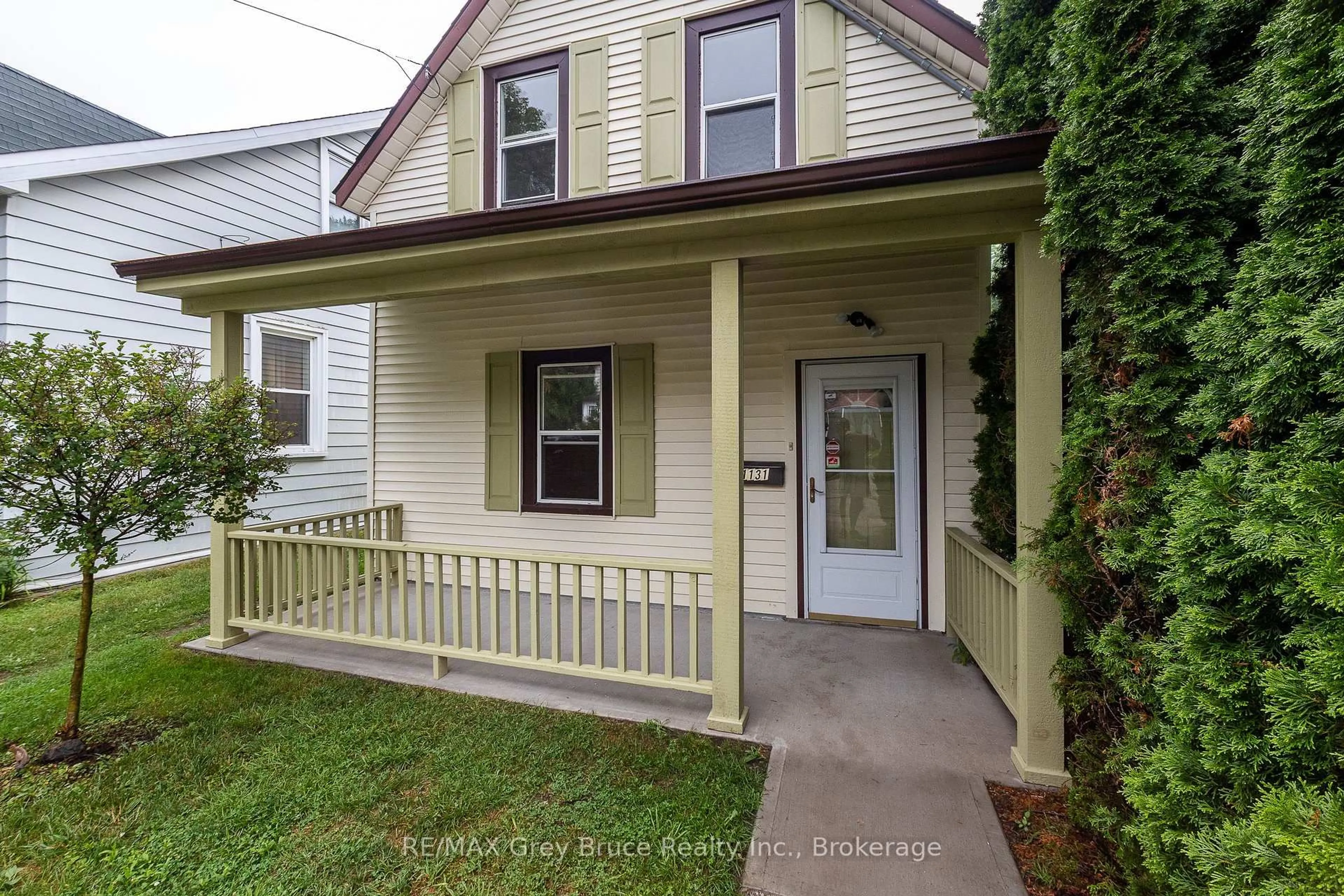 Home with vinyl exterior material, street for 1131 3rd Ave, Owen Sound Ontario N4K 4P9