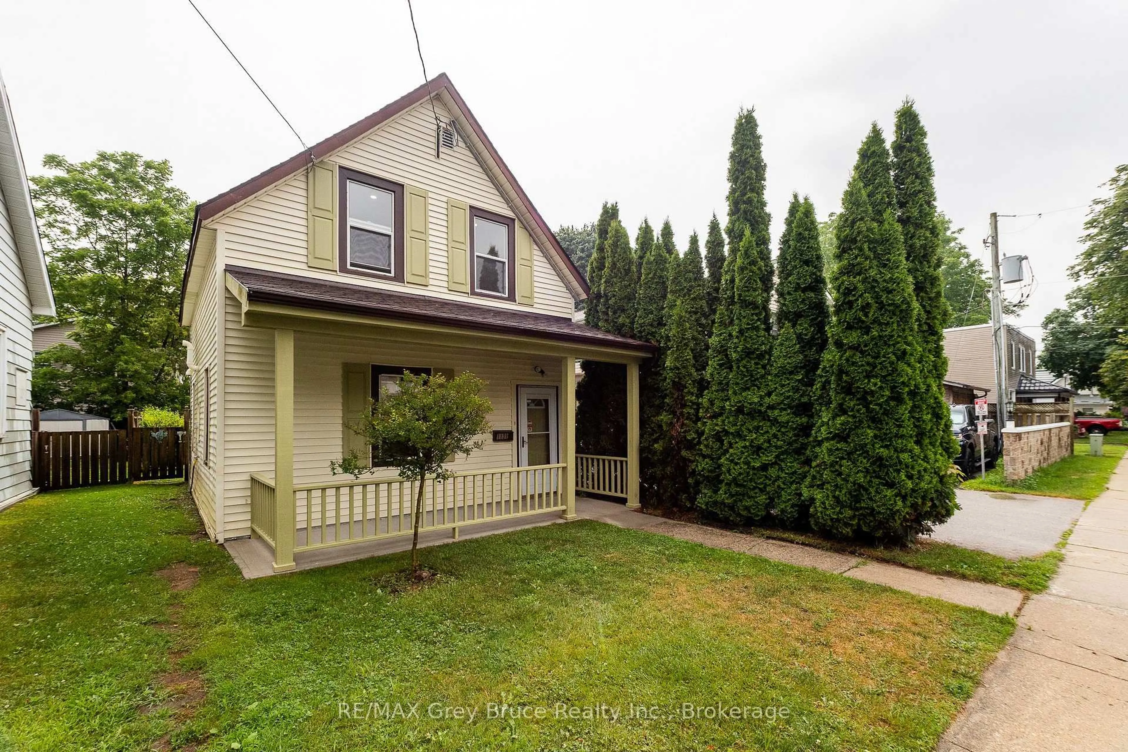 A pic from outside/outdoor area/front of a property/back of a property/a pic from drone, street for 1131 3rd Ave, Owen Sound Ontario N4K 4P9