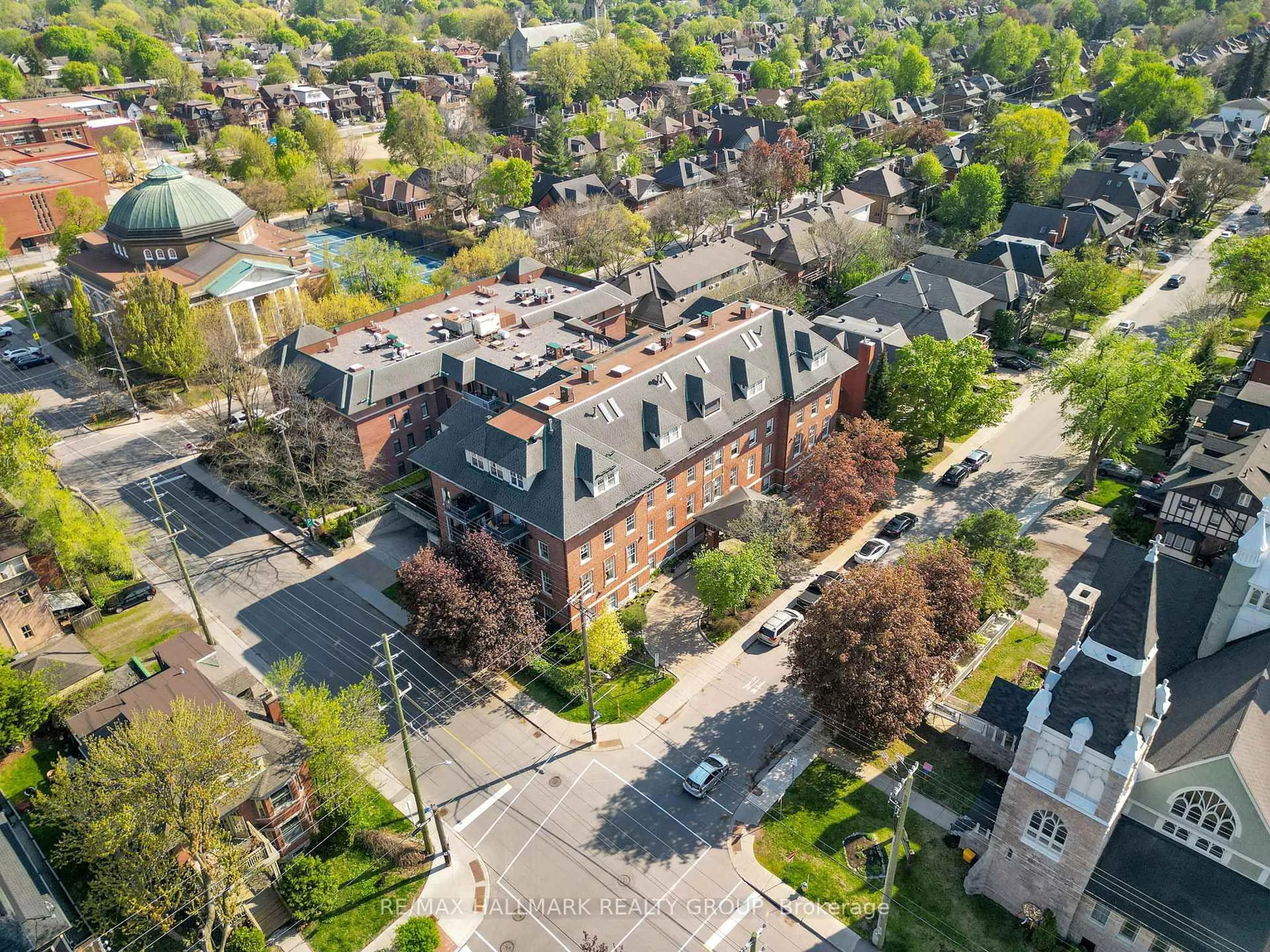 A pic from outside/outdoor area/front of a property/back of a property/a pic from drone, street for 268 First Ave #1C, Ottawa Ontario K1S 2G8