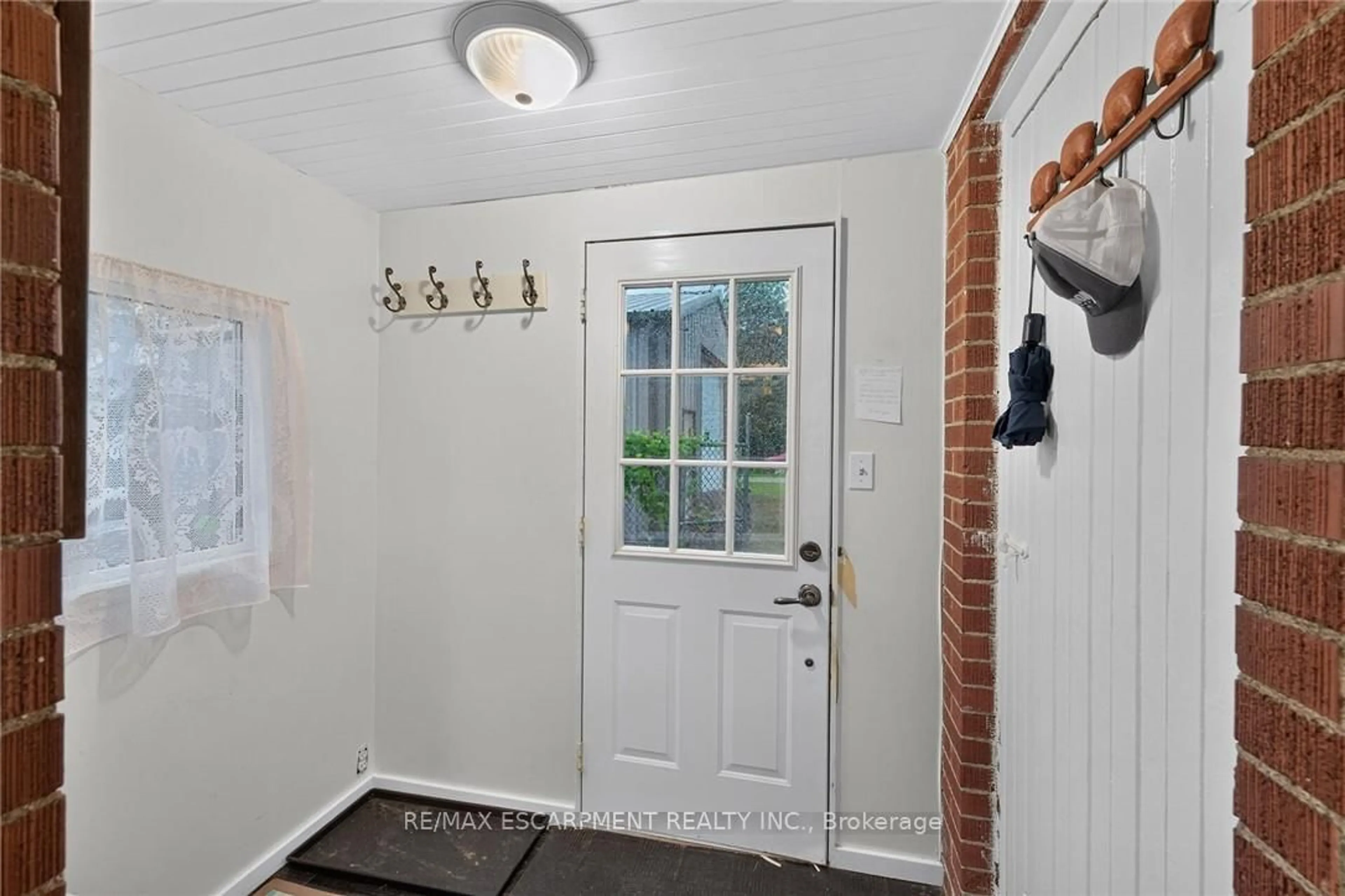 Indoor entryway for 2250 56 Highway, Hamilton Ontario L0R 1C0