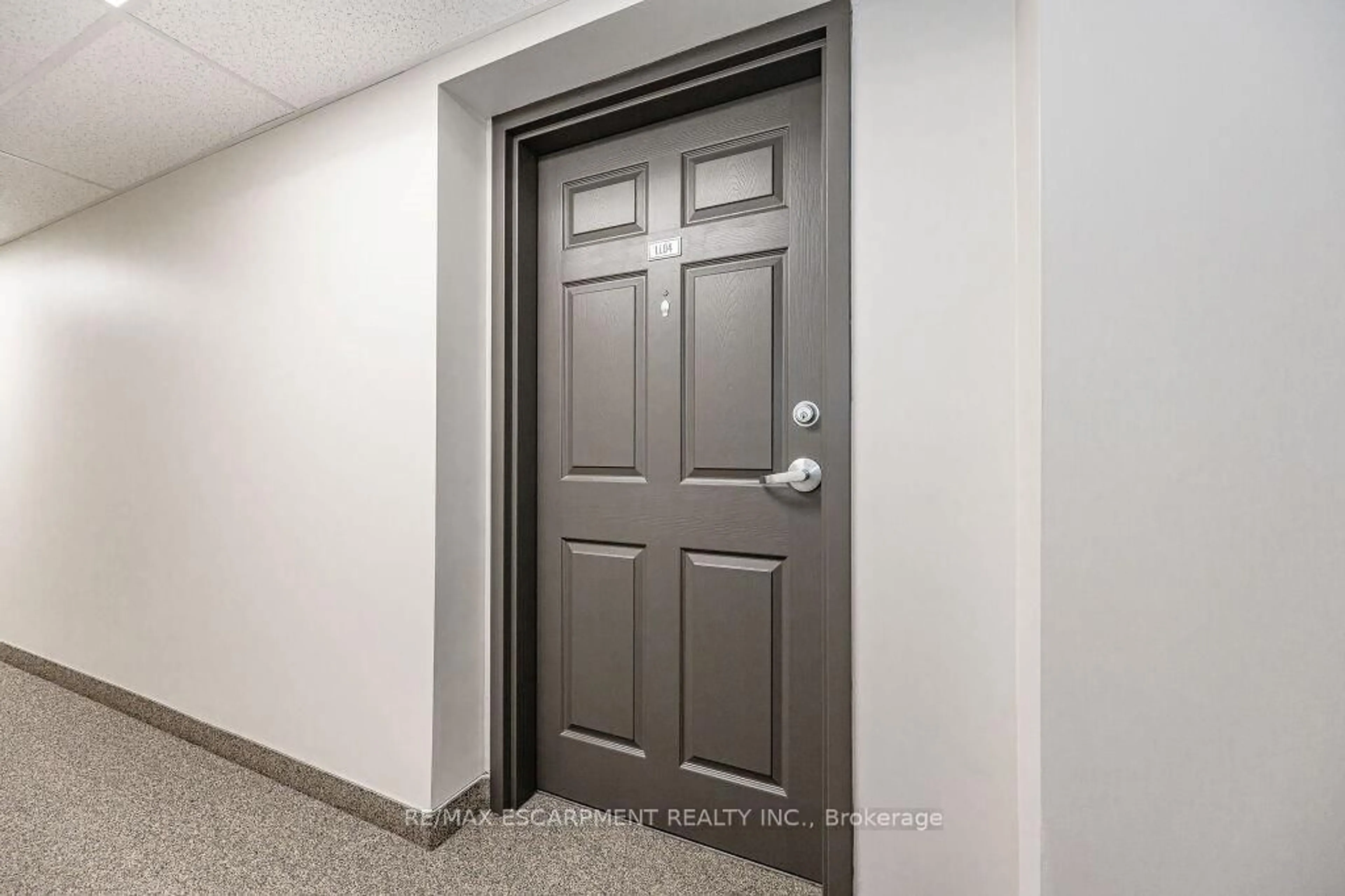 Indoor entryway for 50 Bryan Crt #LL04, Kitchener Ontario N2A 4N4