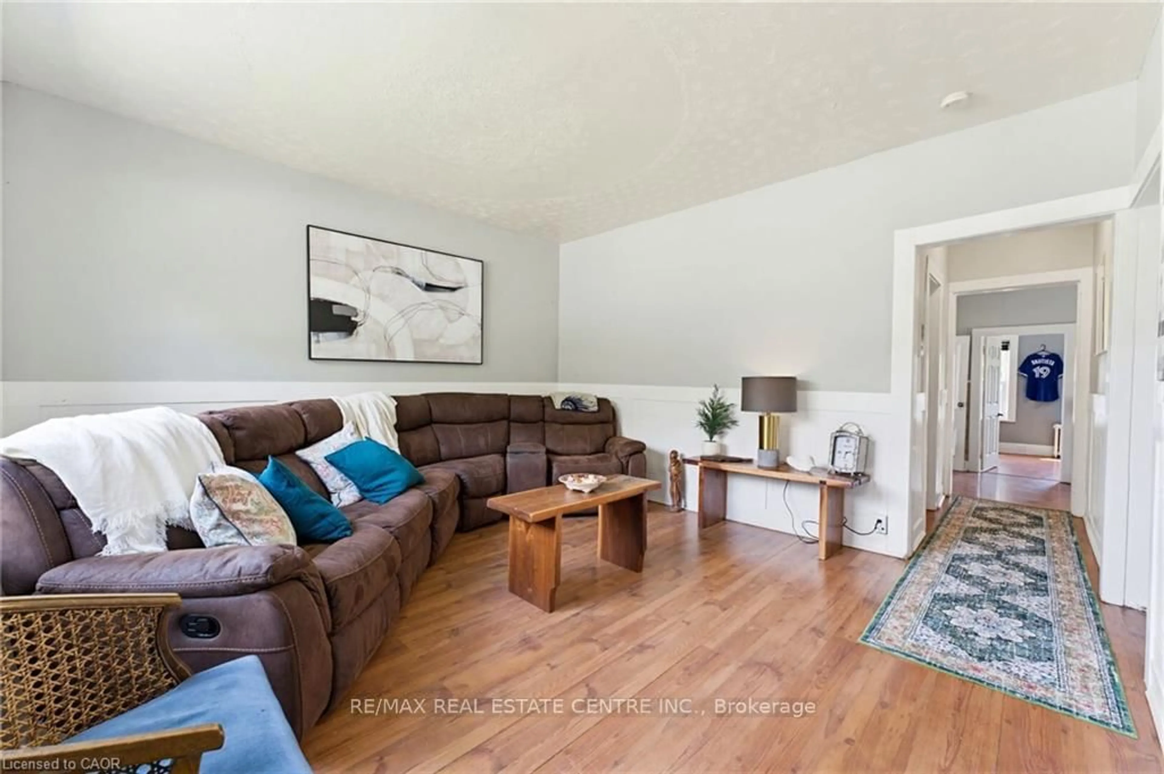 Living room with furniture, wood/laminate floor for 25 Beverly St, Cambridge Ontario N1R 3Z4