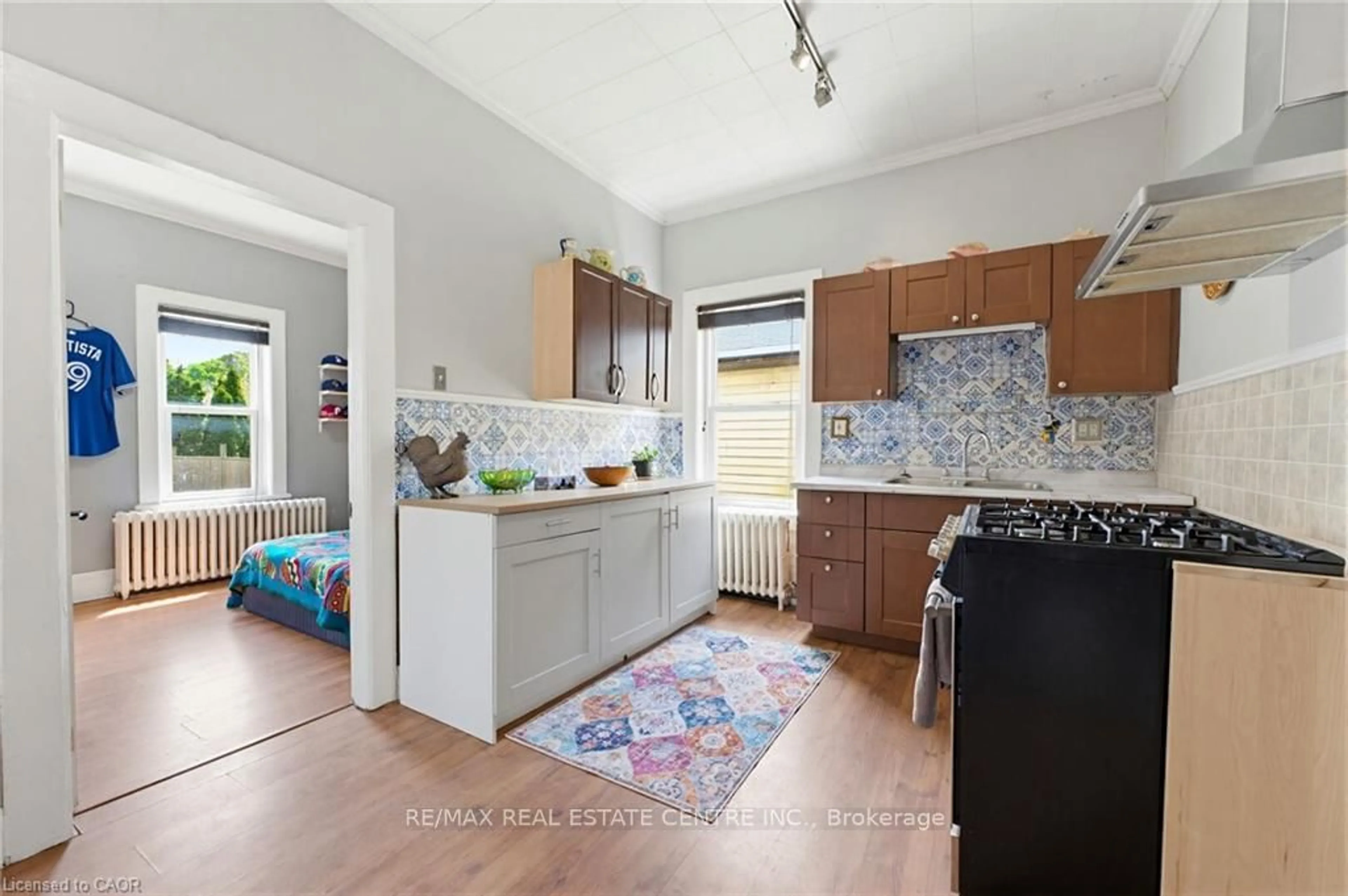 Standard kitchen, ceramic/tile floor for 25 Beverly St, Cambridge Ontario N1R 3Z4