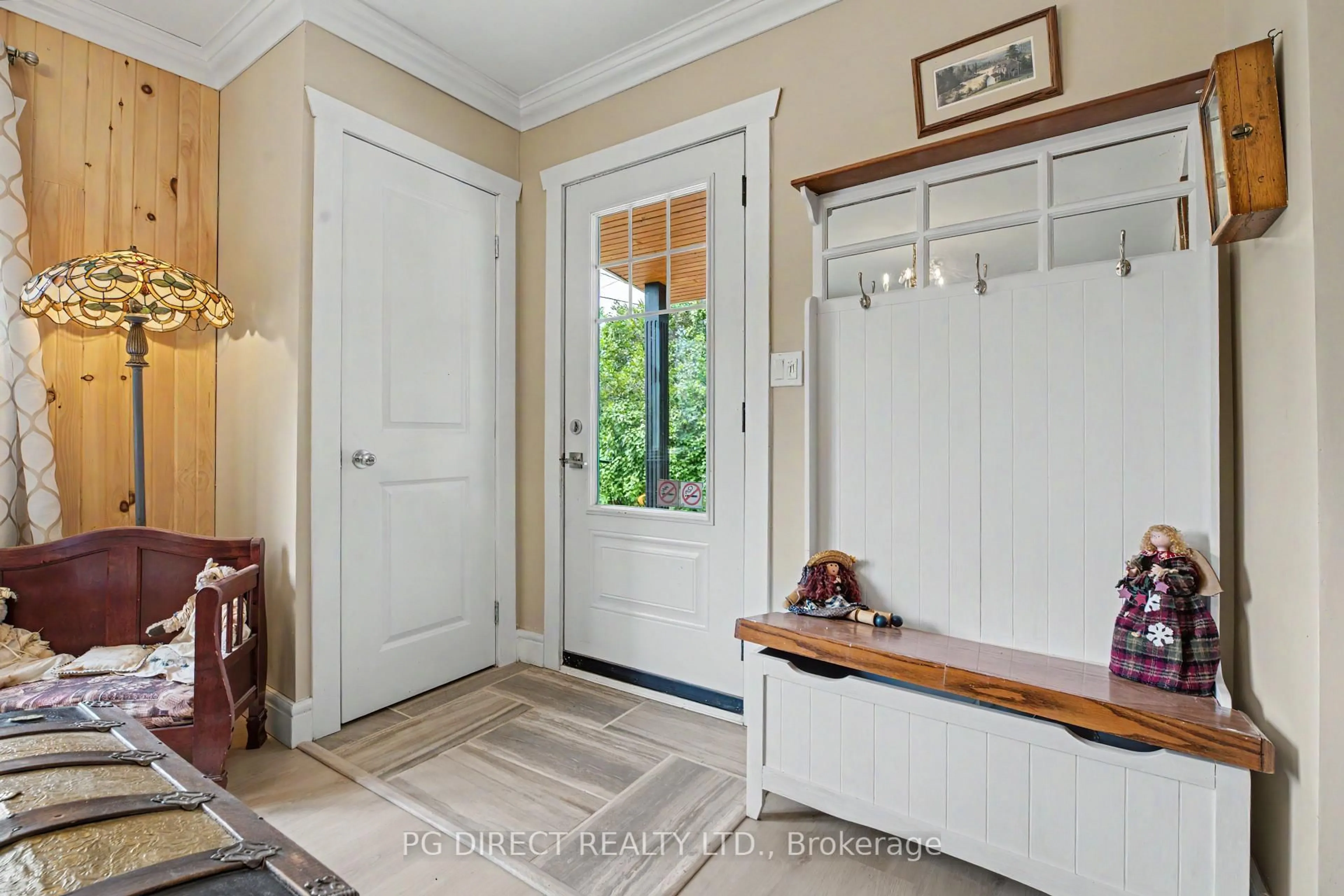 Indoor entryway for 160 Centre St, Burk's Falls Ontario P0A 1C0