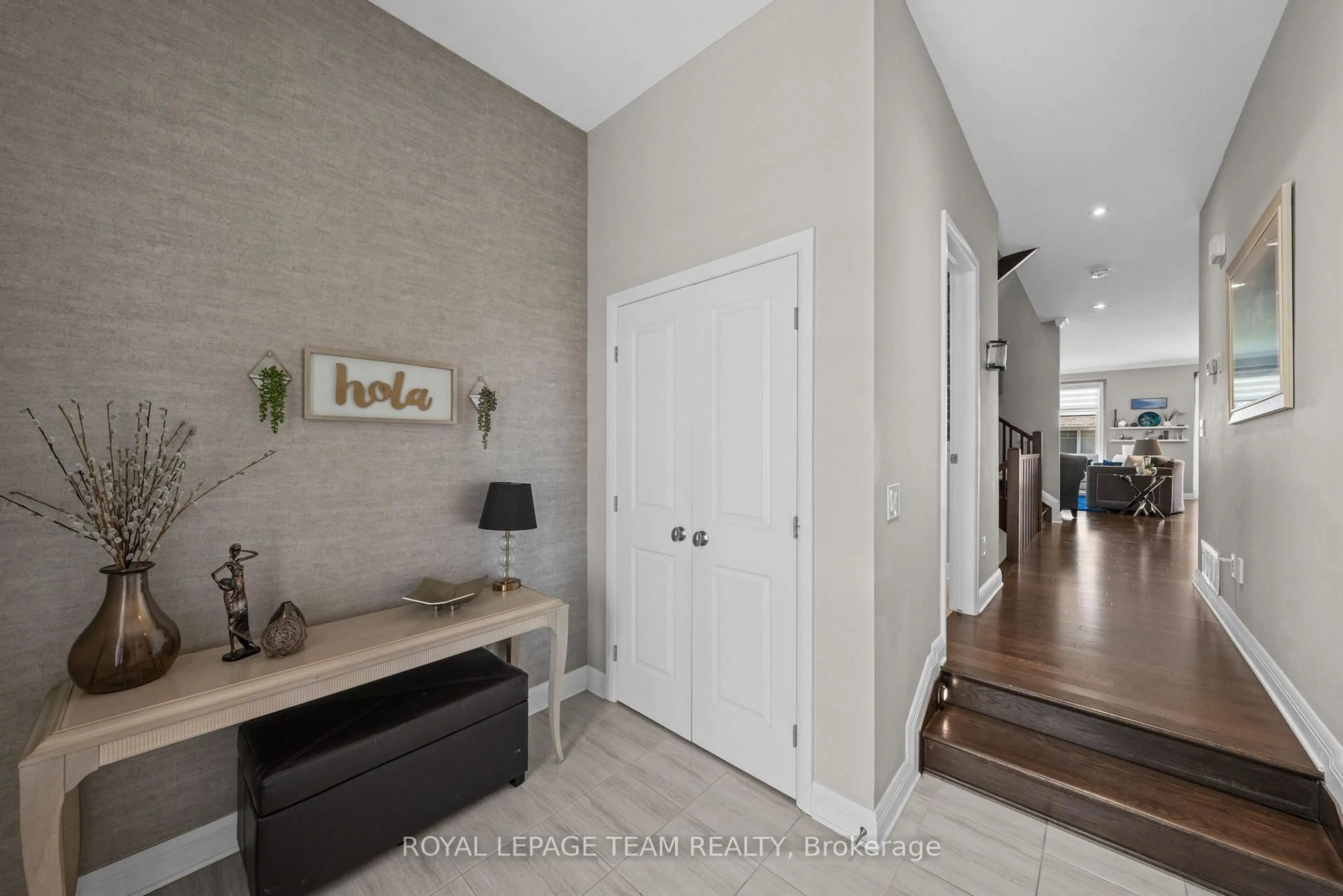 Indoor entryway for 547 Kilspindie Rdge, Ottawa Ontario K2J 6A2