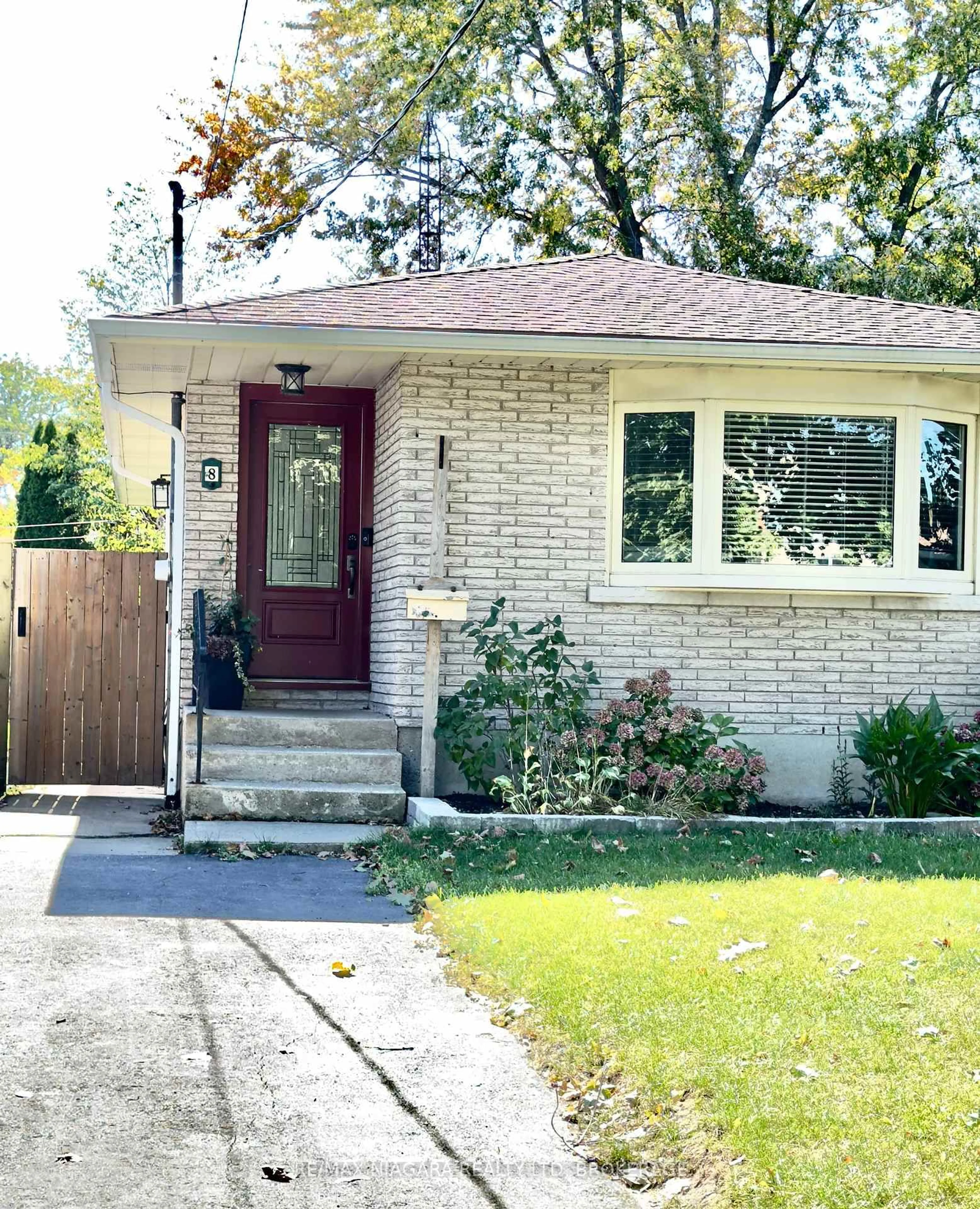 Home with brick exterior material, street for 8 Lakehurst Dr, St. Catharines Ontario L2N 4C2