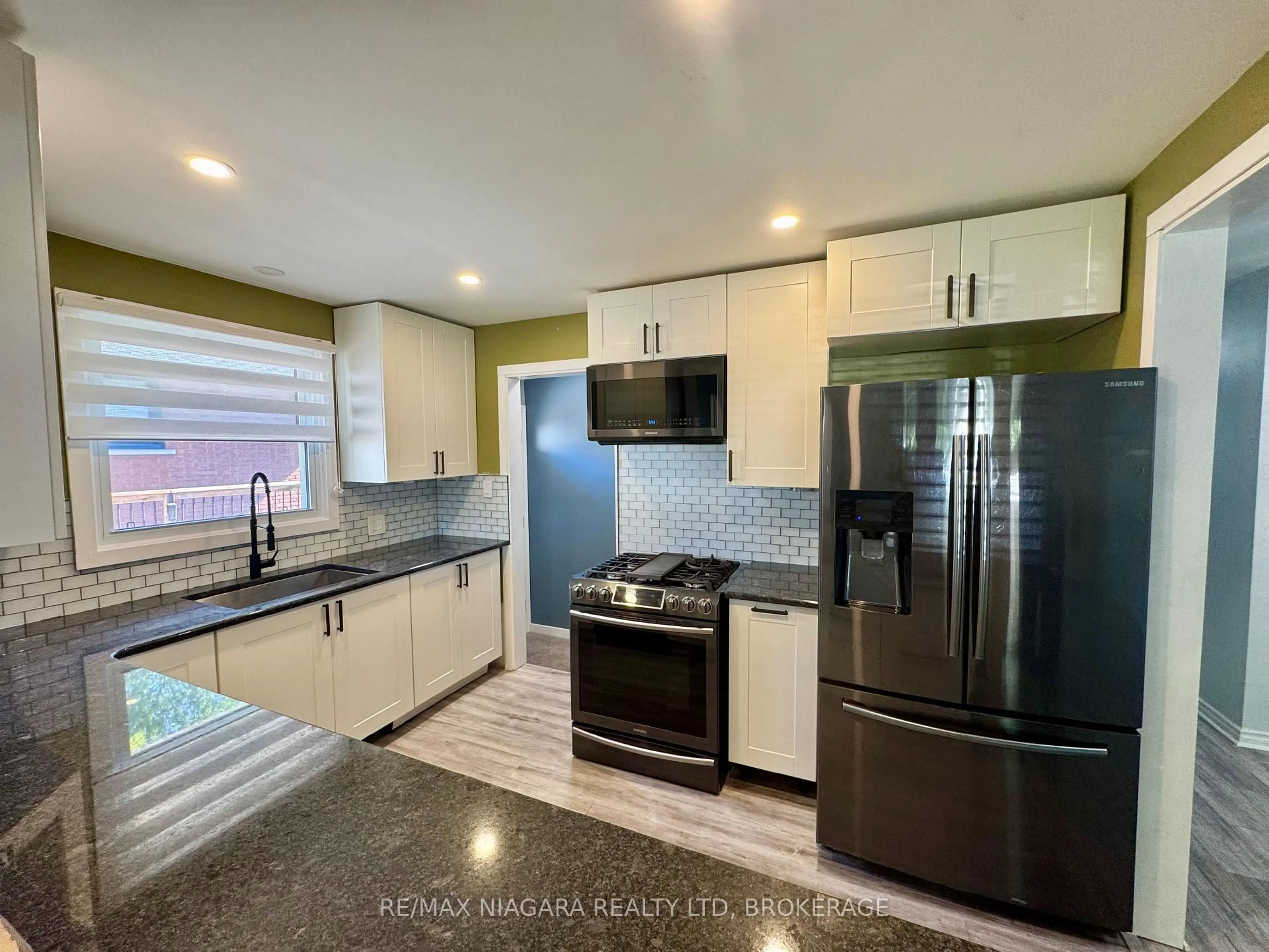 Open concept kitchen, ceramic/tile floor for 8 Lakehurst Dr, St. Catharines Ontario L2N 4C2