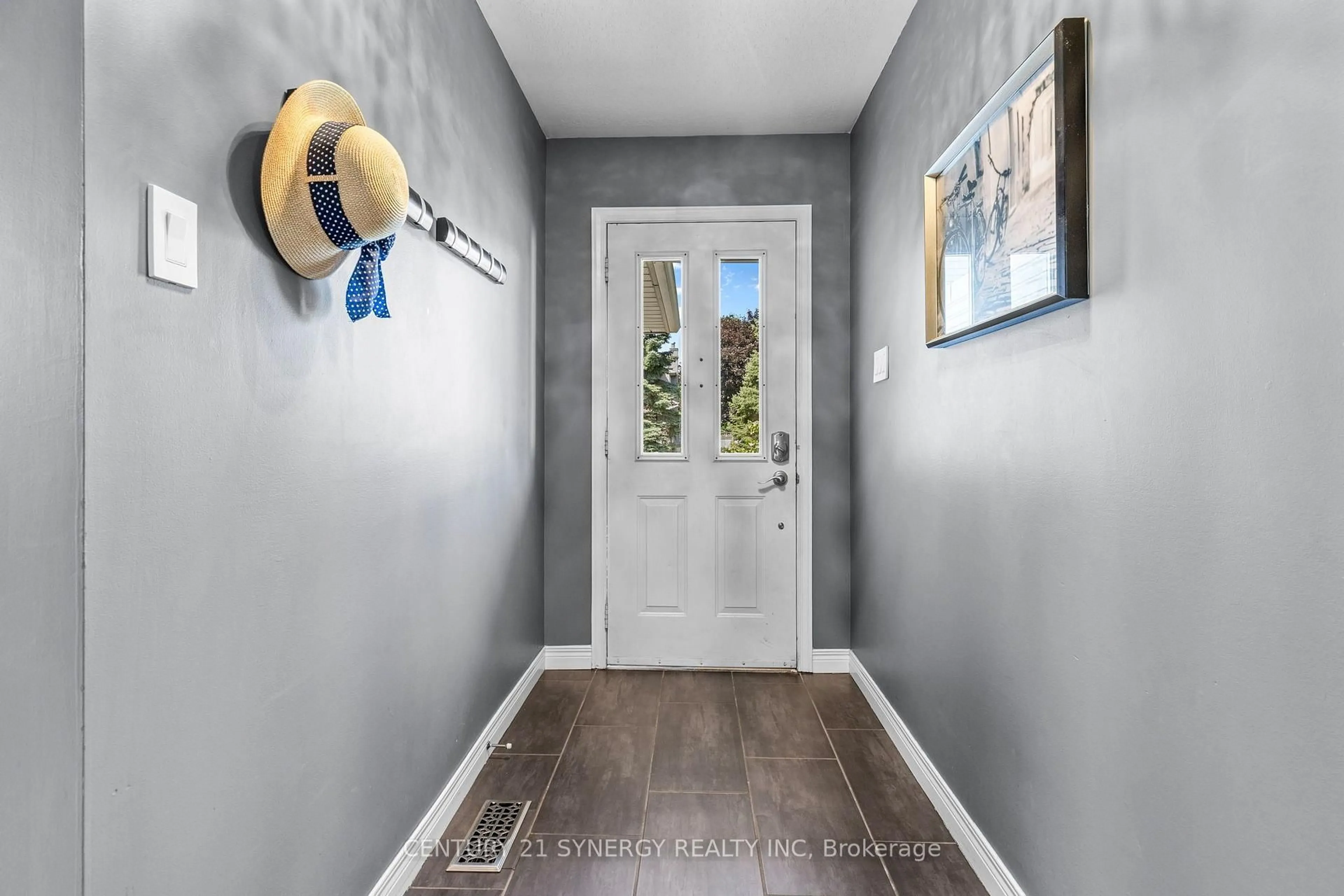 Indoor entryway for 596 Deancourt Cres, Ottawa Ontario K4A 3G5