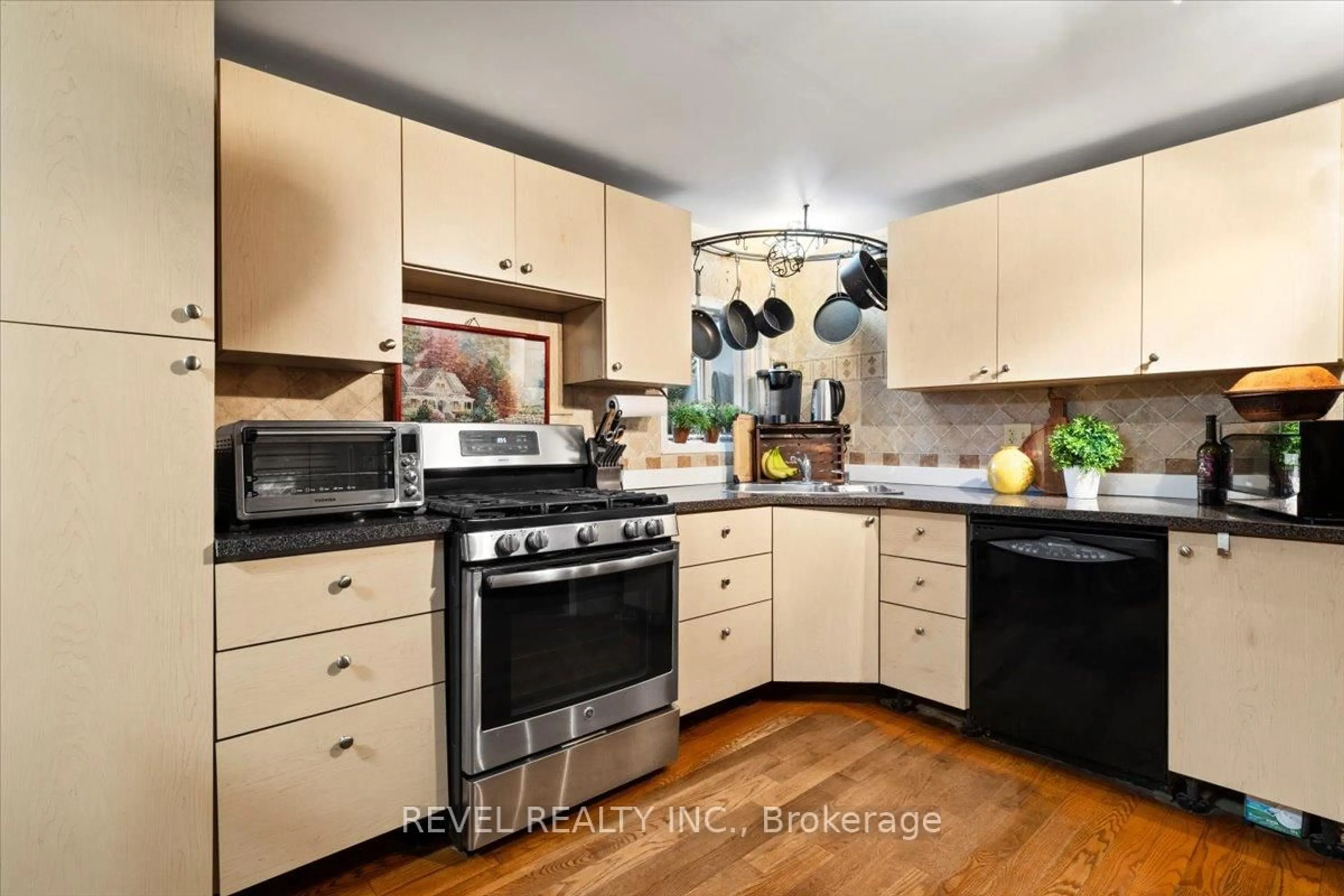 Standard kitchen, wood/laminate floor for 180118 Grey Road 9 Rd, Southgate Ontario N0C 1B0