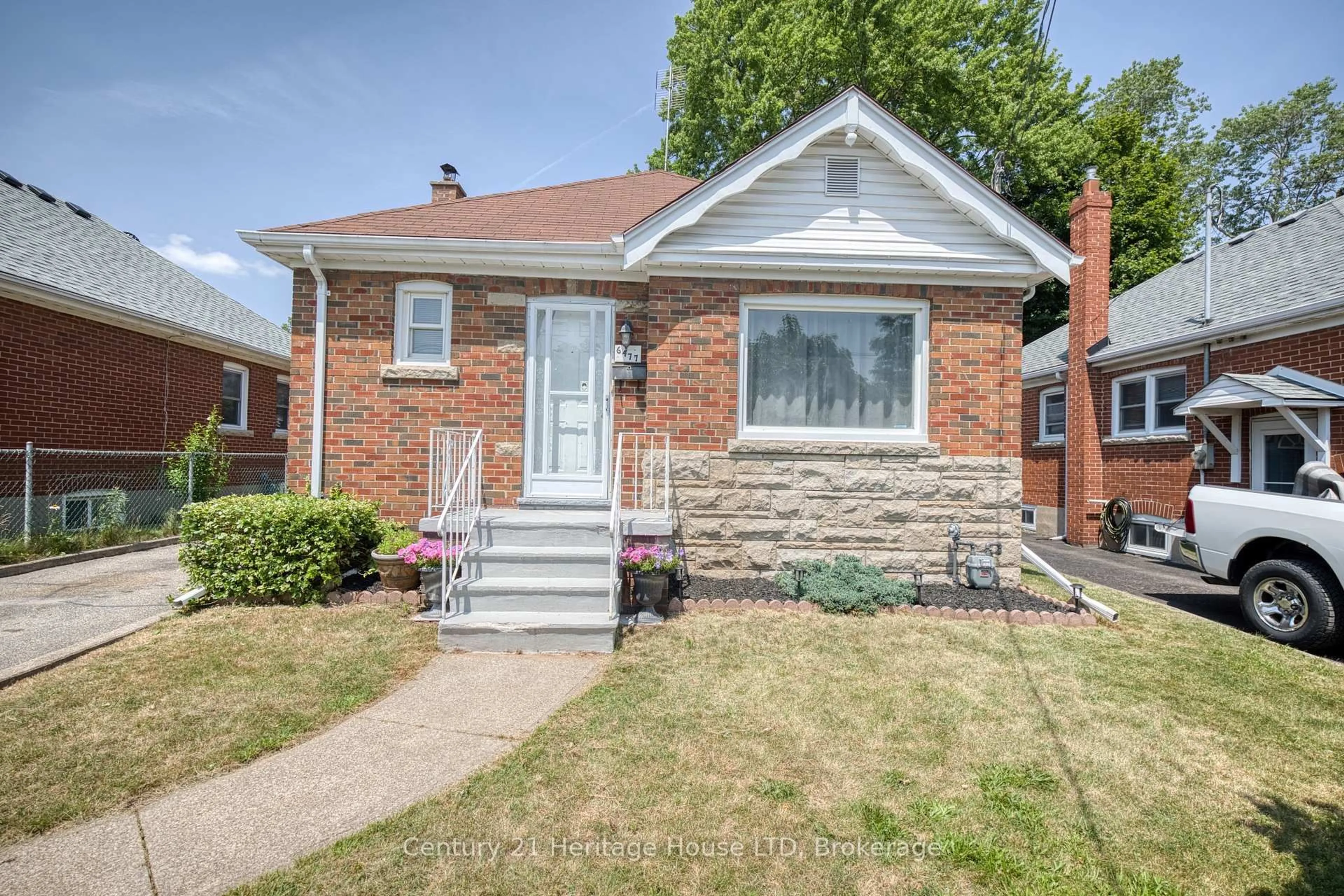 Home with brick exterior material, street for 6477 Barker St, Niagara Falls Ontario L2G 1Y6