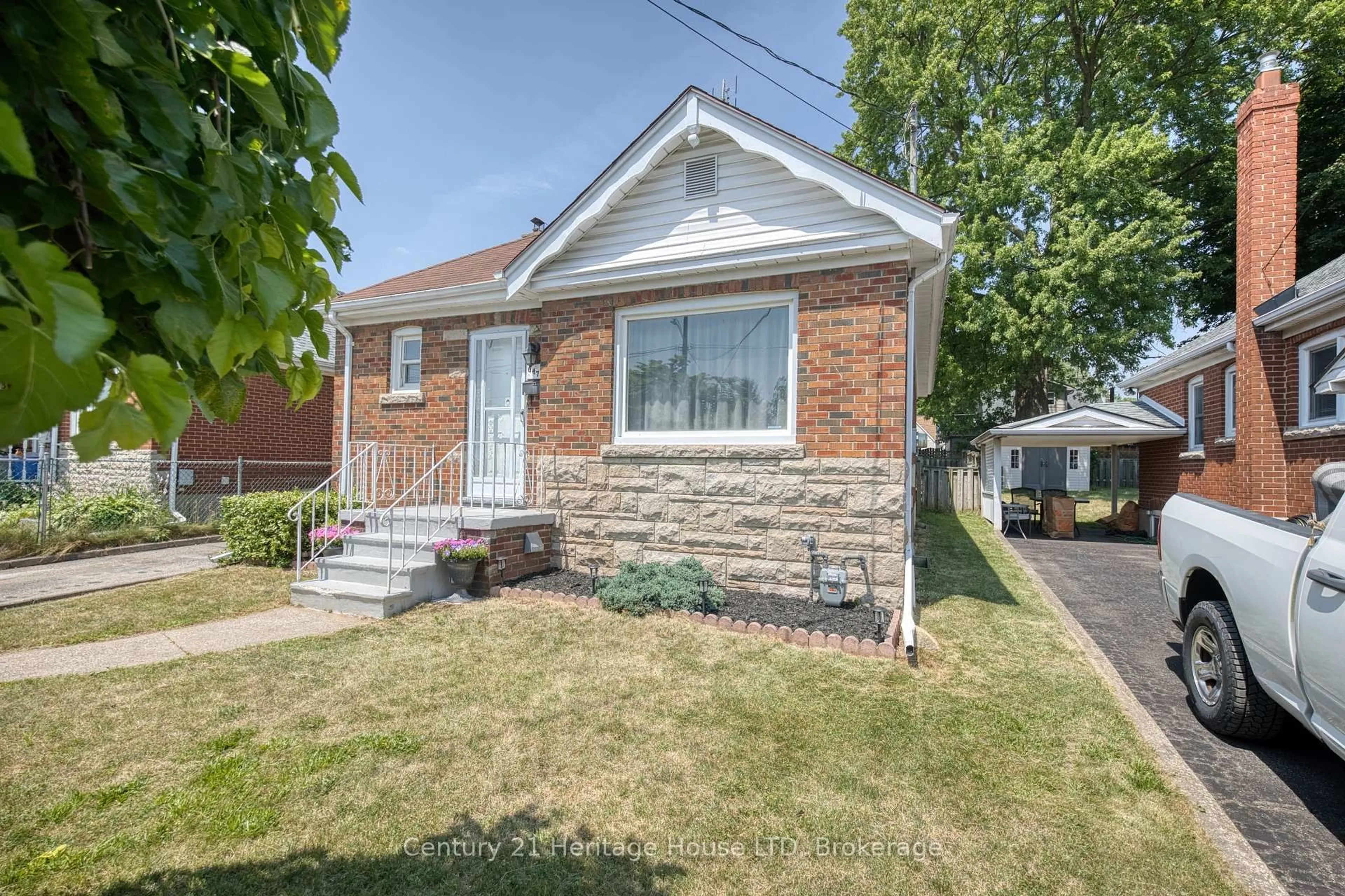 Home with brick exterior material, street for 6477 Barker St, Niagara Falls Ontario L2G 1Y6