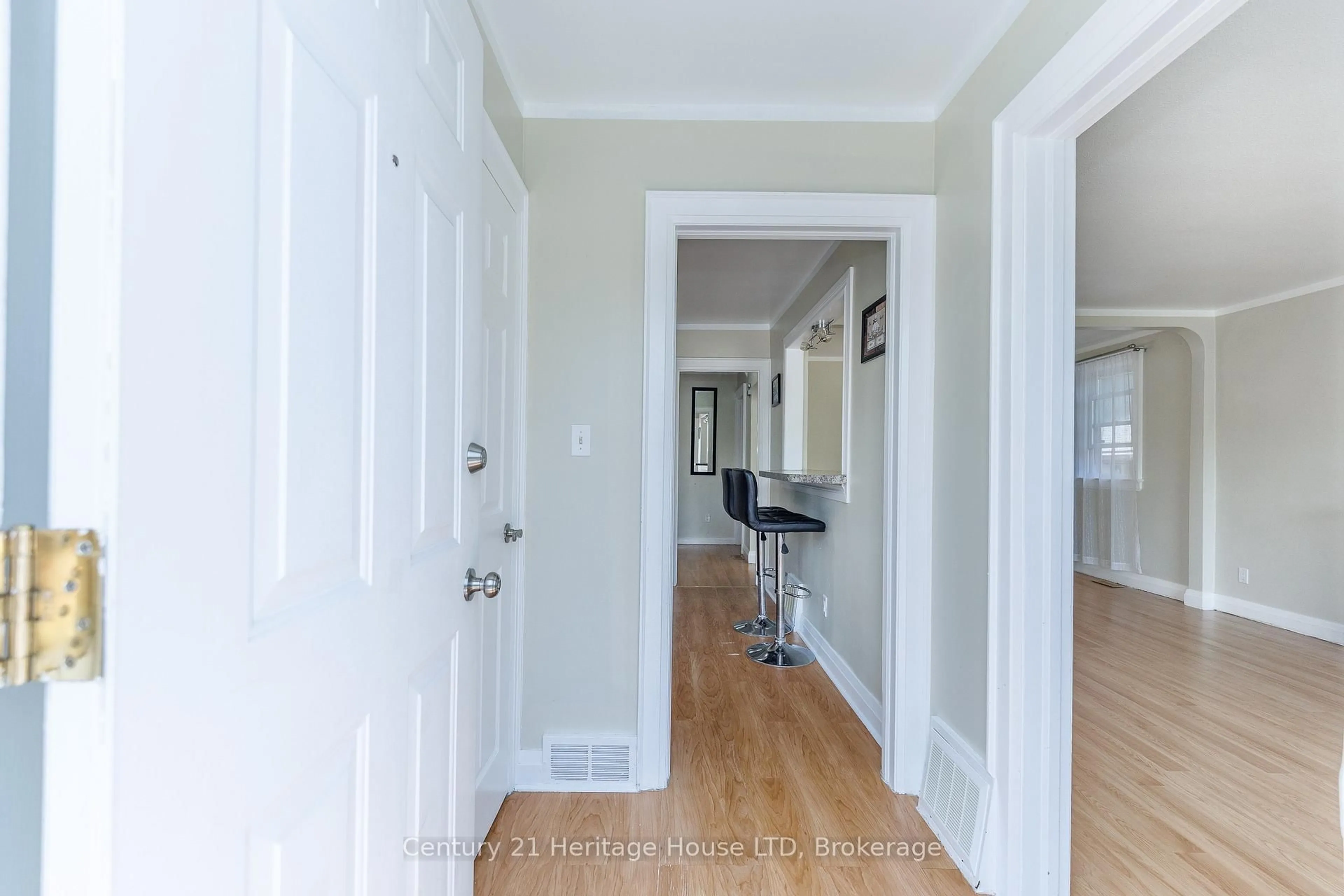 Indoor entryway for 6477 Barker St, Niagara Falls Ontario L2G 1Y6
