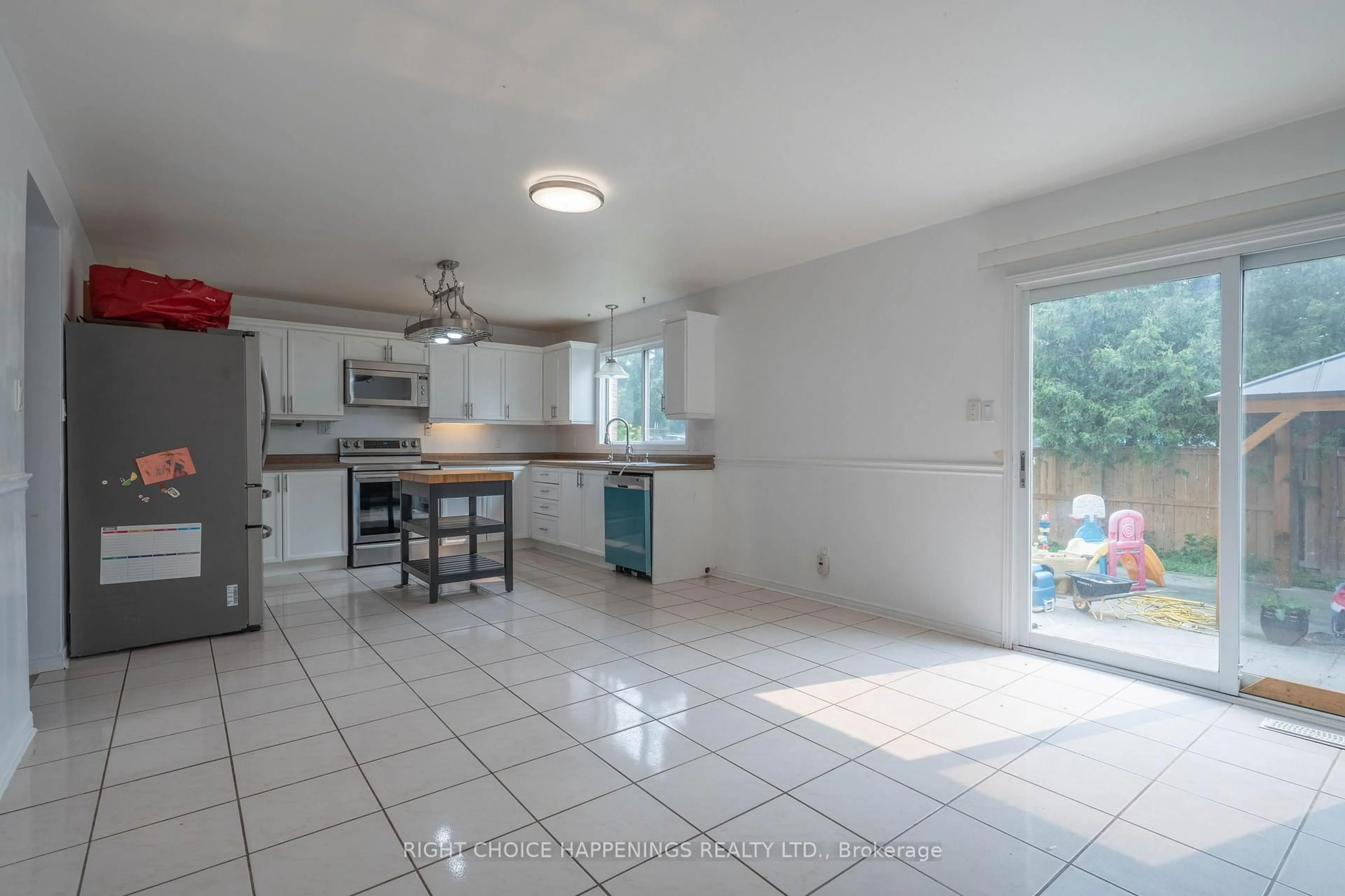 Open concept kitchen, ceramic/tile floor for 36 Hickory Crt, Welland Ontario L3C 6S9