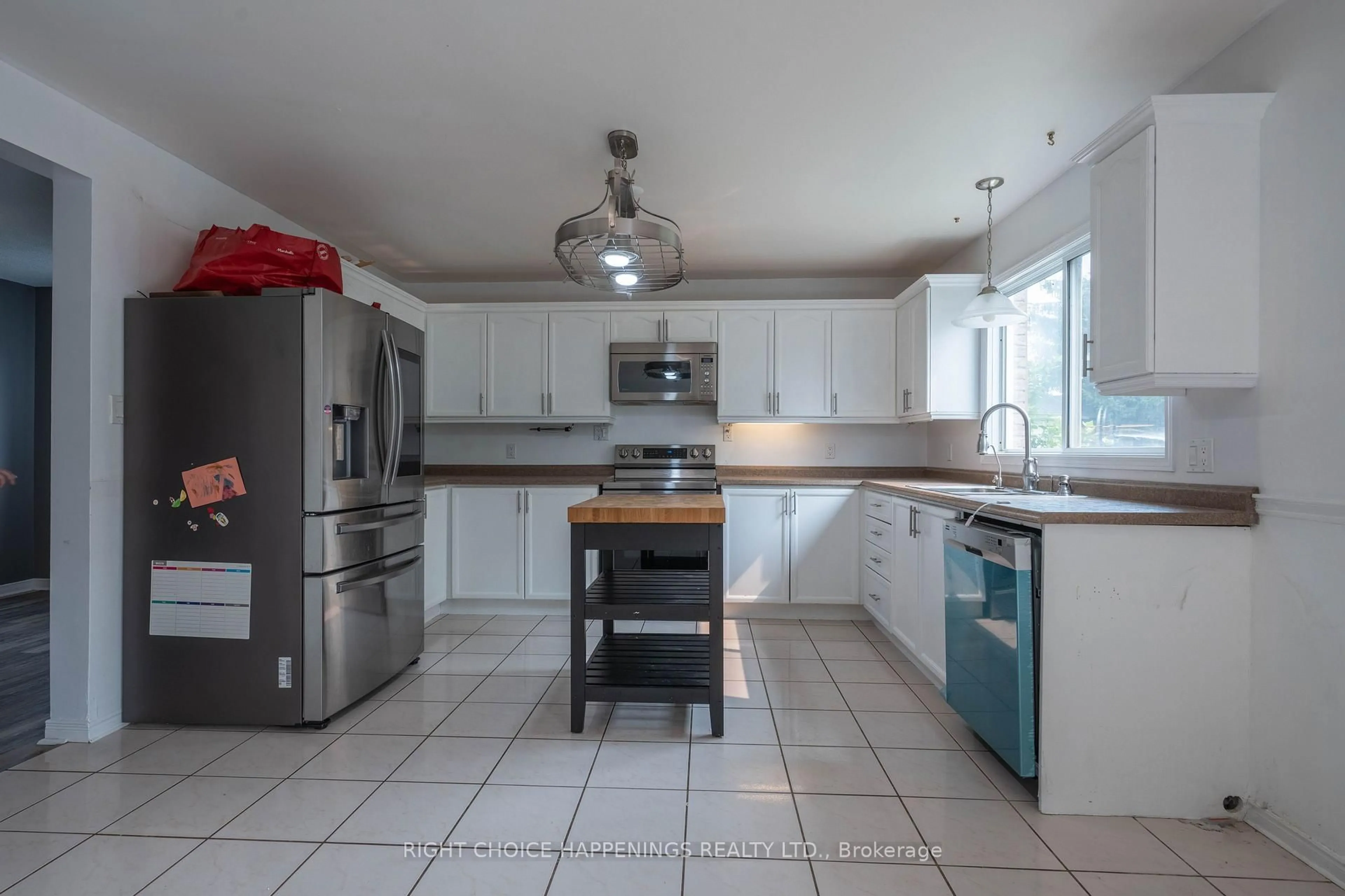 Open concept kitchen, ceramic/tile floor for 36 Hickory Crt, Welland Ontario L3C 6S9