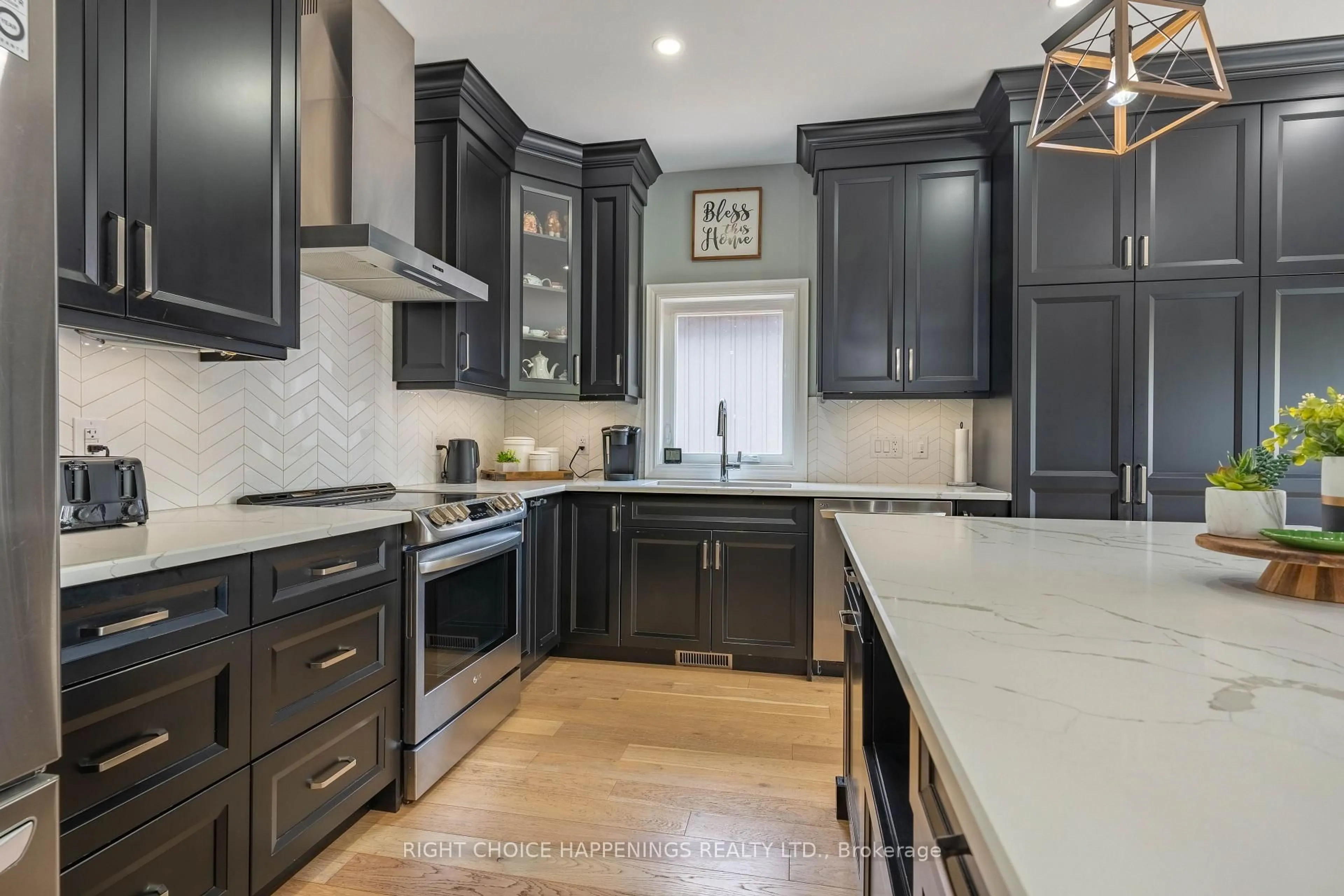 Contemporary kitchen, ceramic/tile floor for 28 Harvard Crt, Welland Ontario L3B 6E7