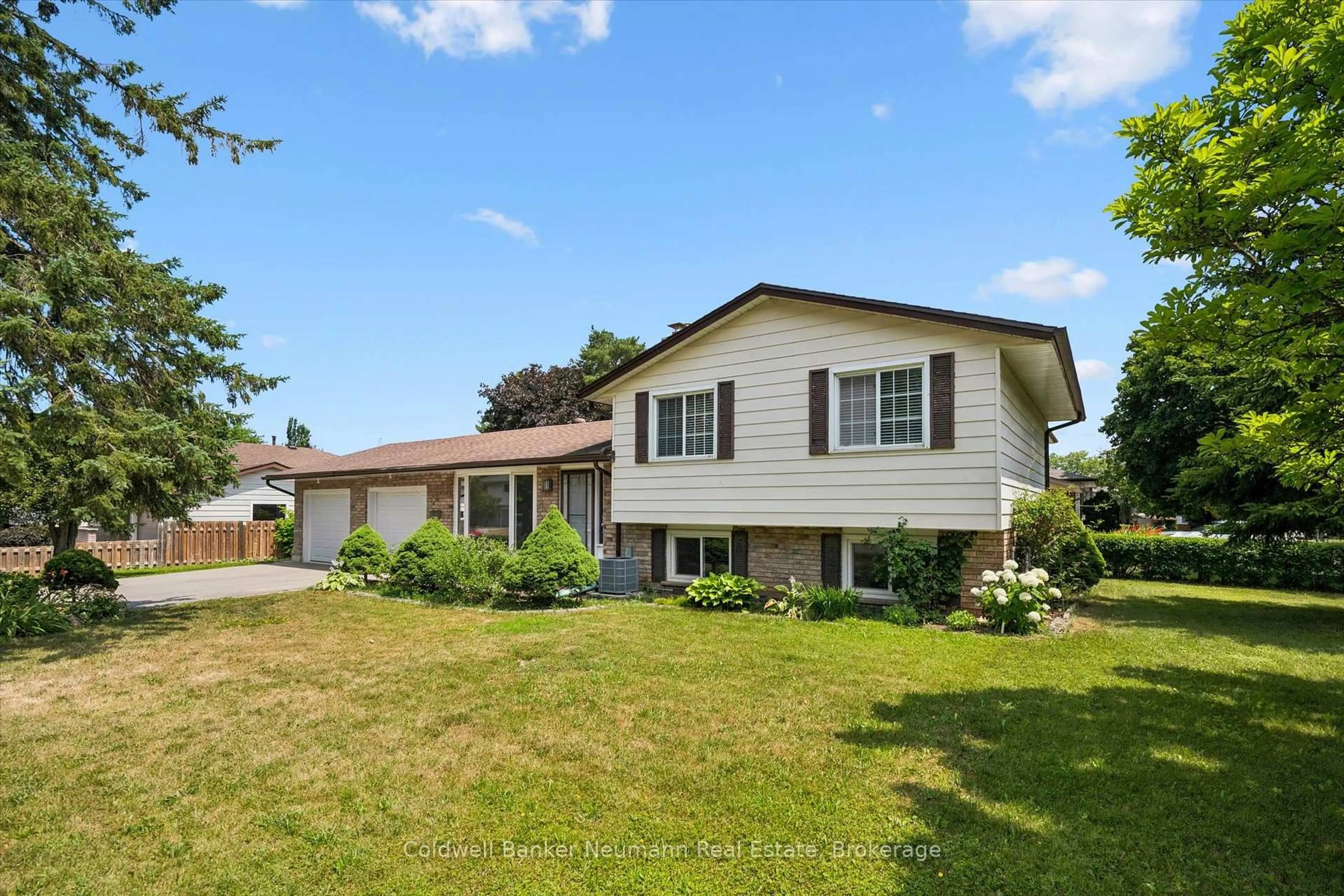 Home with vinyl exterior material, unknown for 3 Meadow Cres, Guelph Ontario N1H 6V1