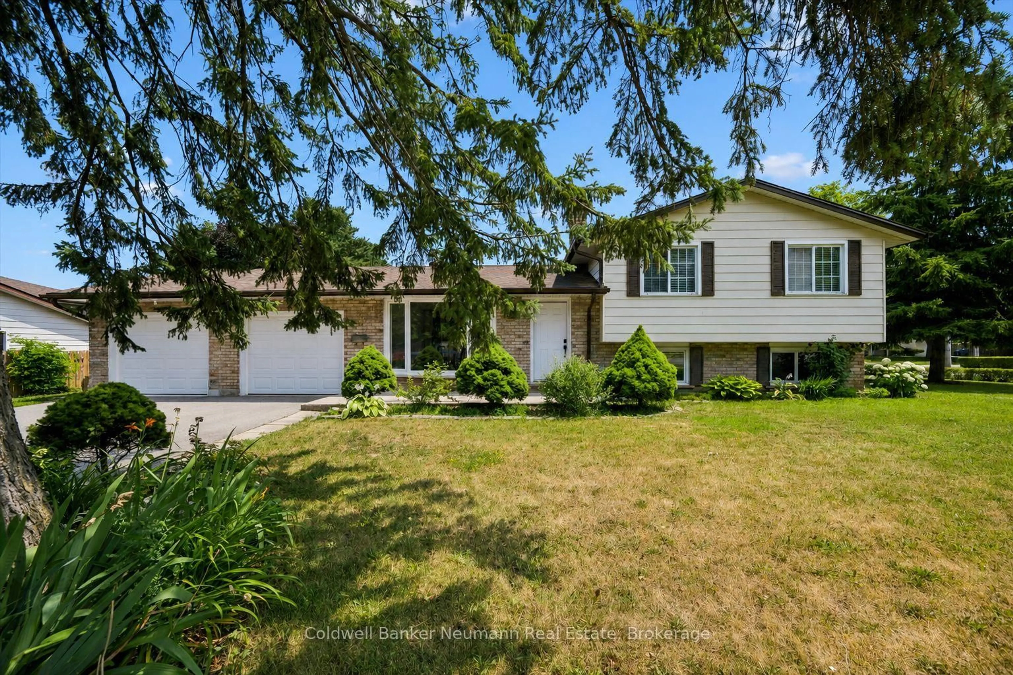 A pic from outside/outdoor area/front of a property/back of a property/a pic from drone, street for 3 Meadow Cres, Guelph Ontario N1H 6V1