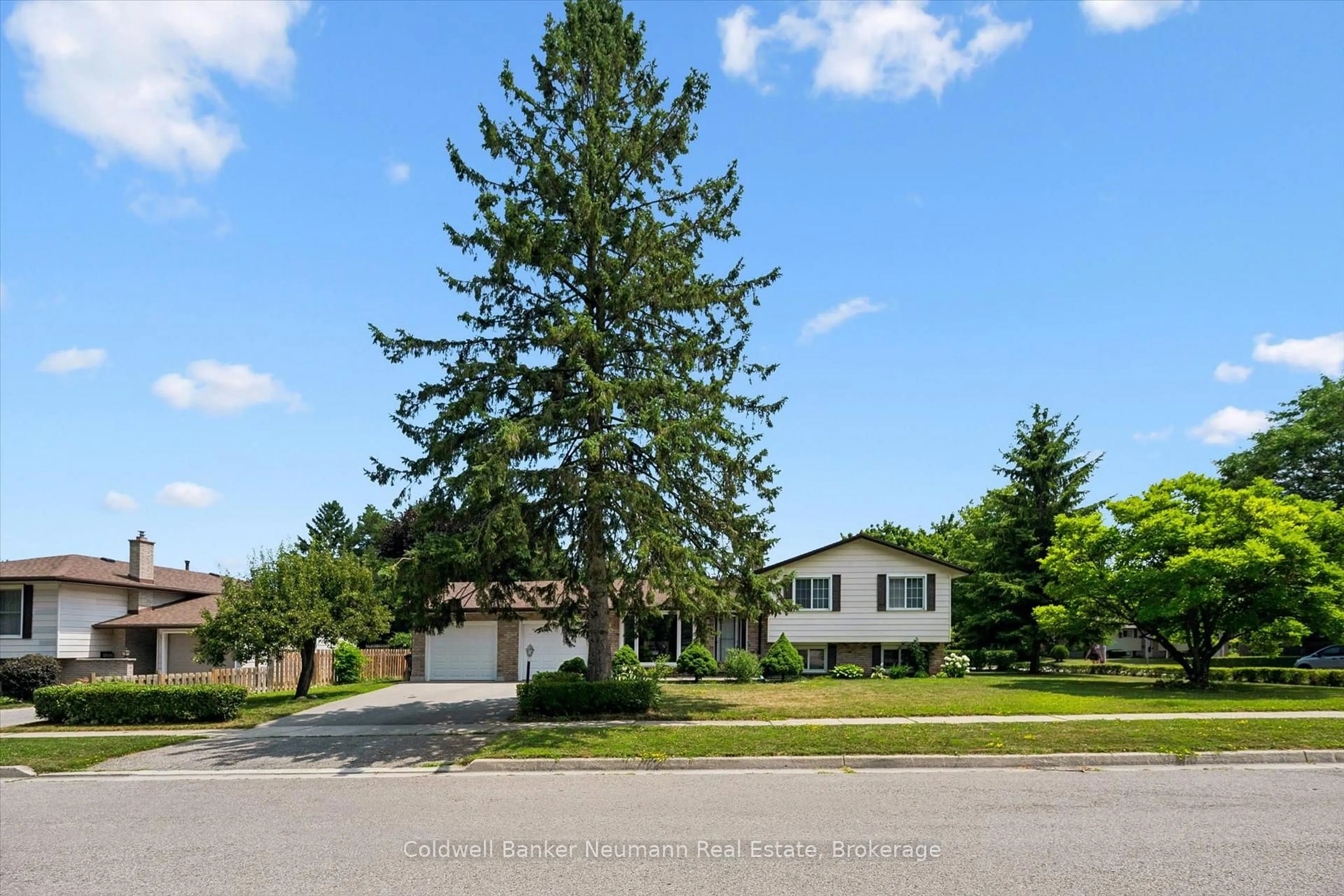 A pic from outside/outdoor area/front of a property/back of a property/a pic from drone, street for 3 Meadow Cres, Guelph Ontario N1H 6V1