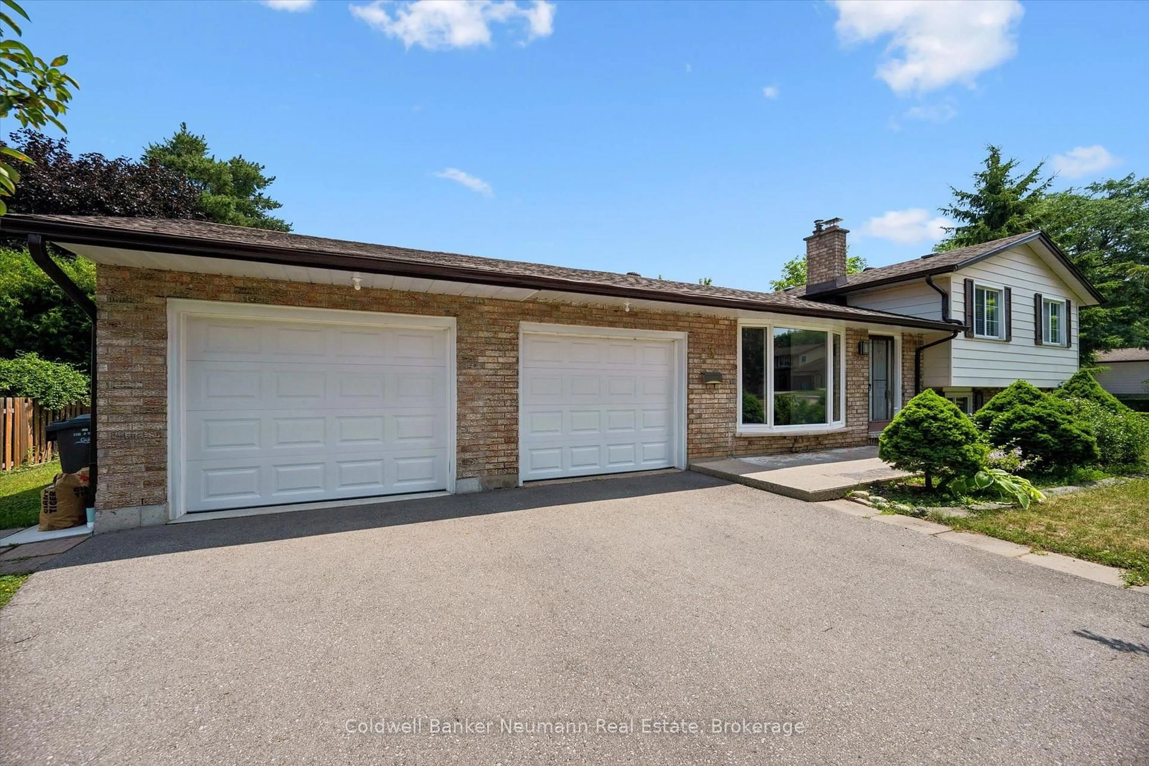 A pic from outside/outdoor area/front of a property/back of a property/a pic from drone, street for 3 Meadow Cres, Guelph Ontario N1H 6V1