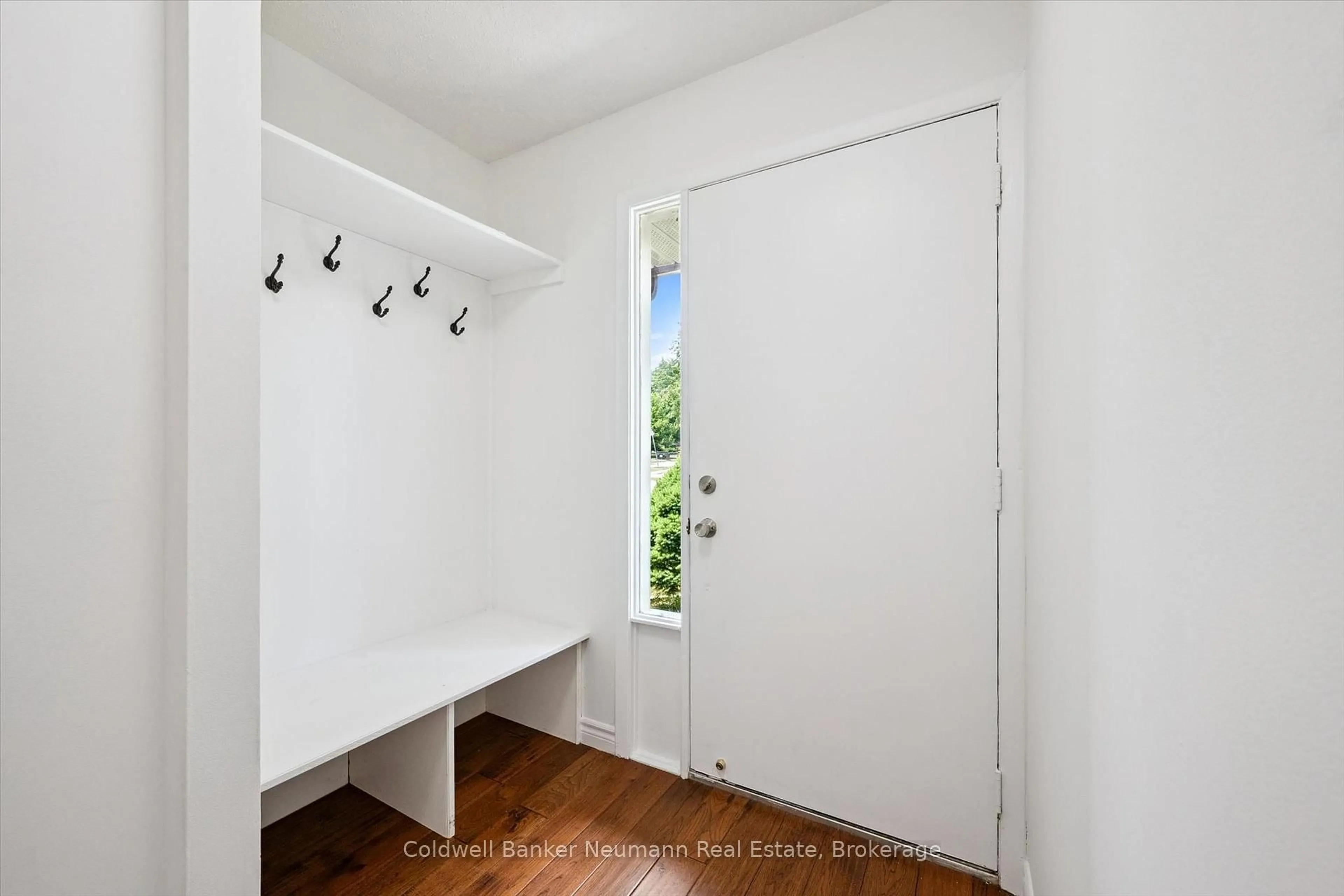 Indoor entryway for 3 Meadow Cres, Guelph Ontario N1H 6V1