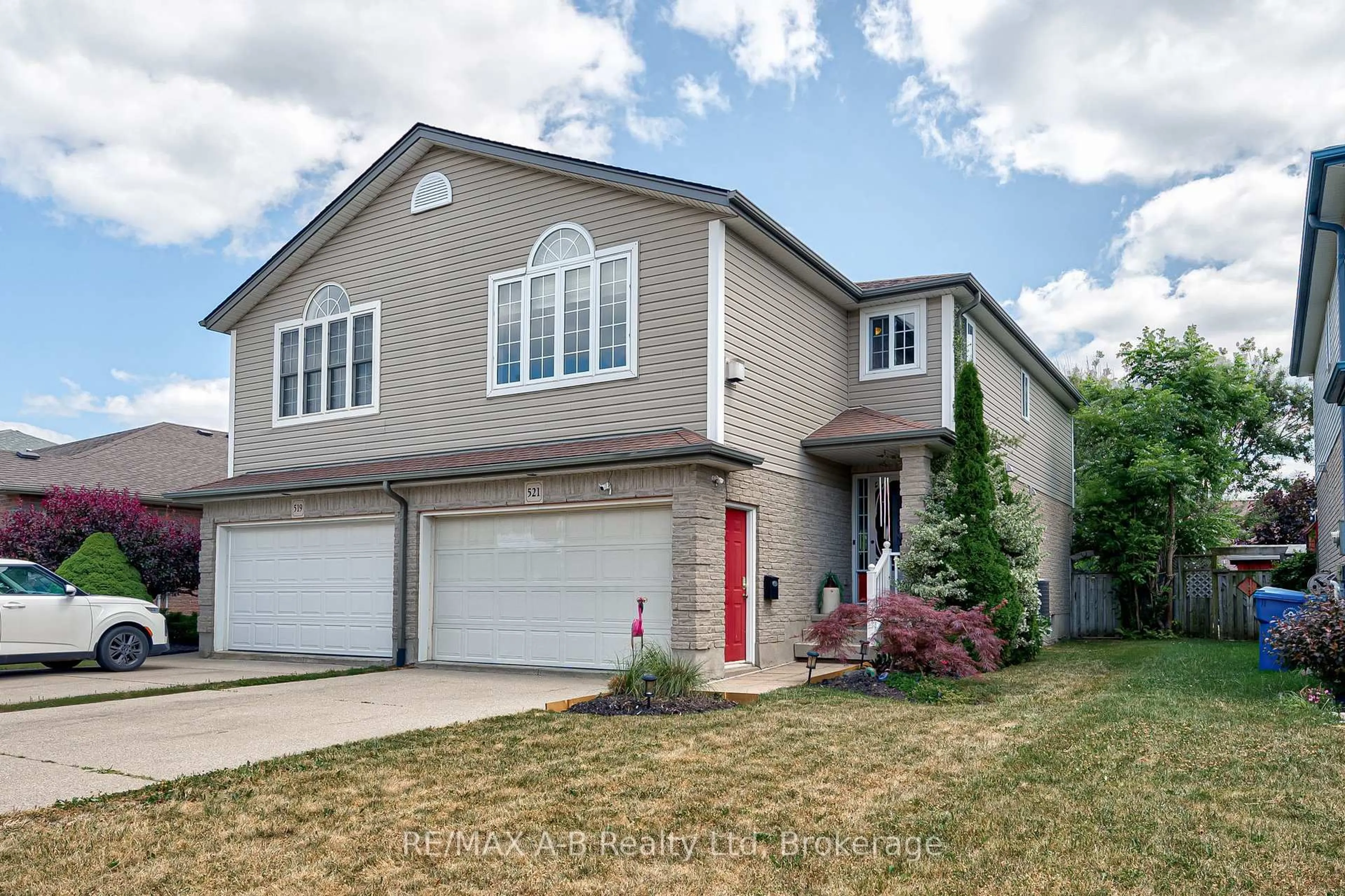 Home with vinyl exterior material, street for 521 Nelson St, Stratford Ontario N5A 2K8