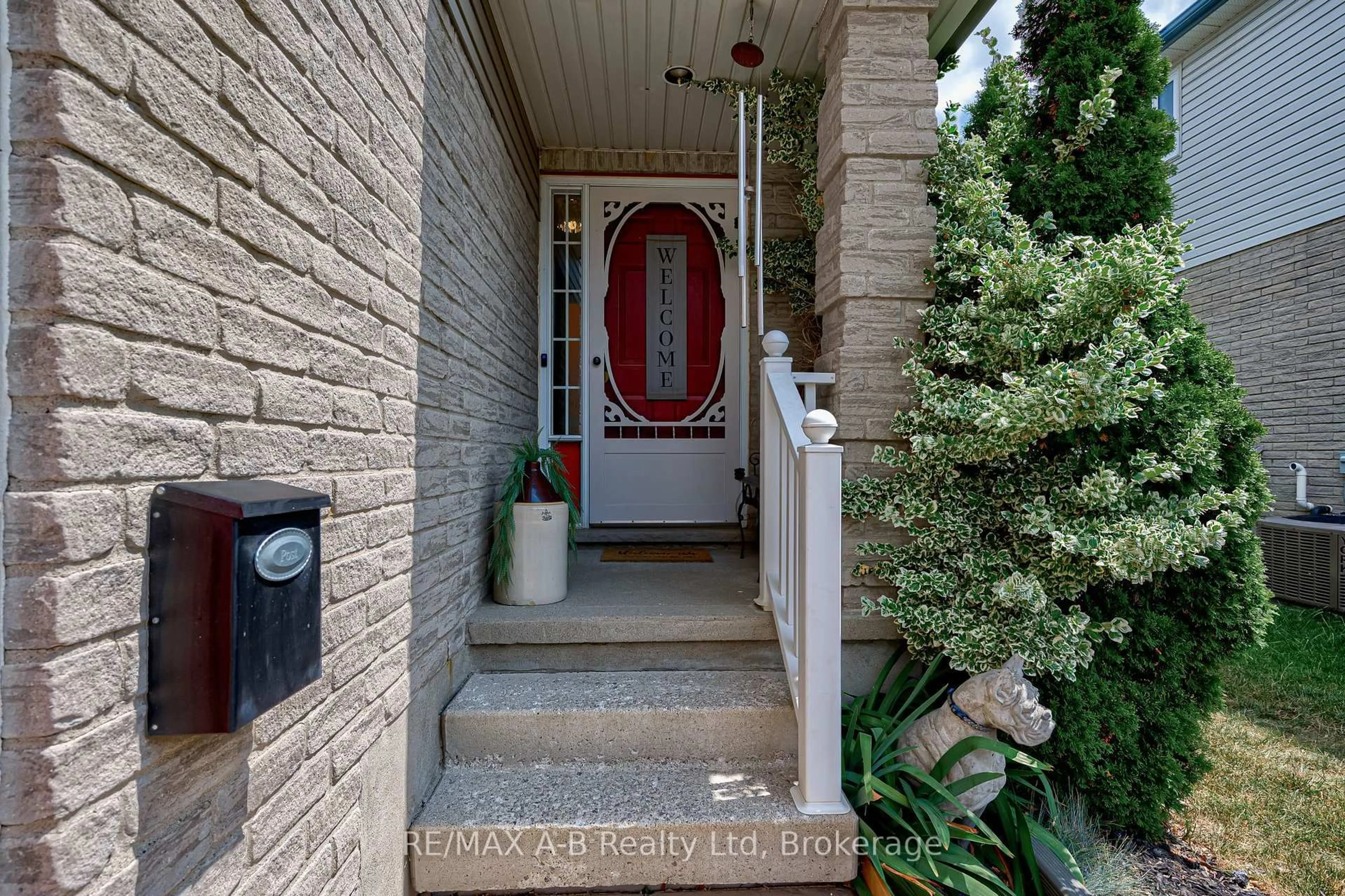 Indoor entryway for 521 Nelson St, Stratford Ontario N5A 2K8