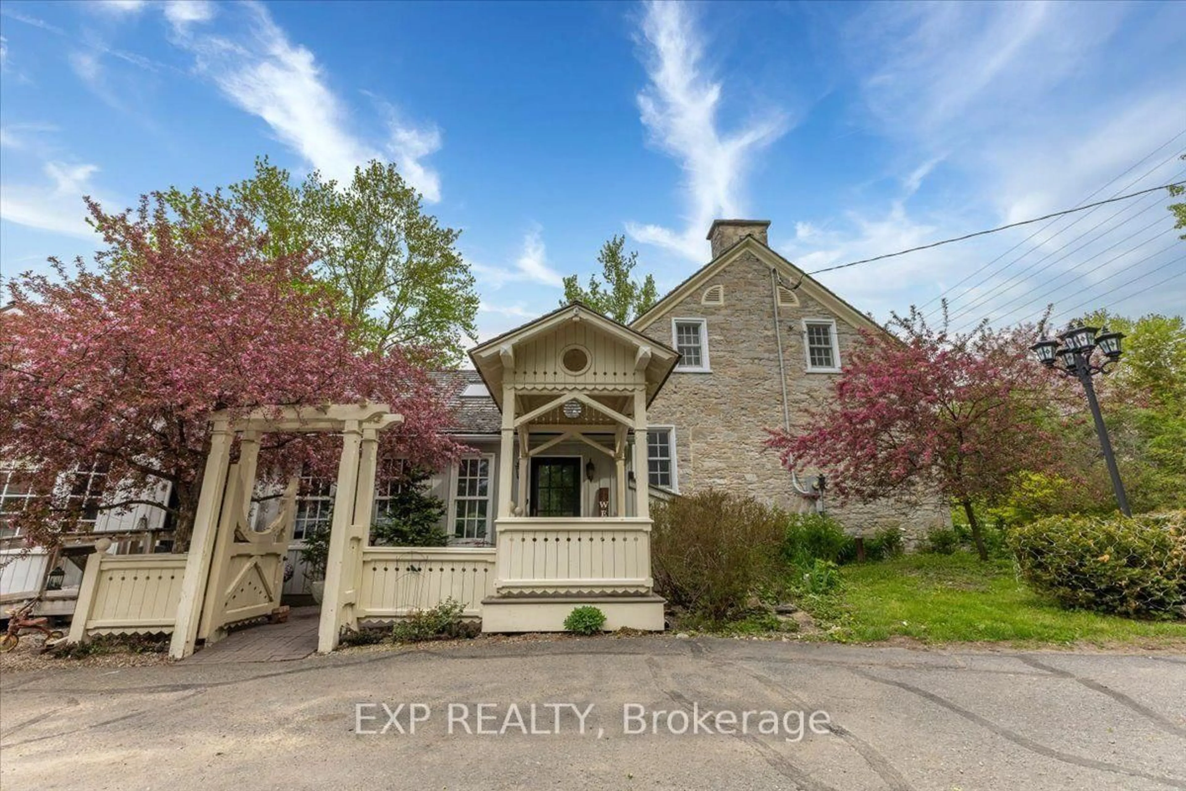 A pic from outside/outdoor area/front of a property/back of a property/a pic from drone, building for 5519 Old Richmond Rd, Ottawa Ontario K2R 1G4
