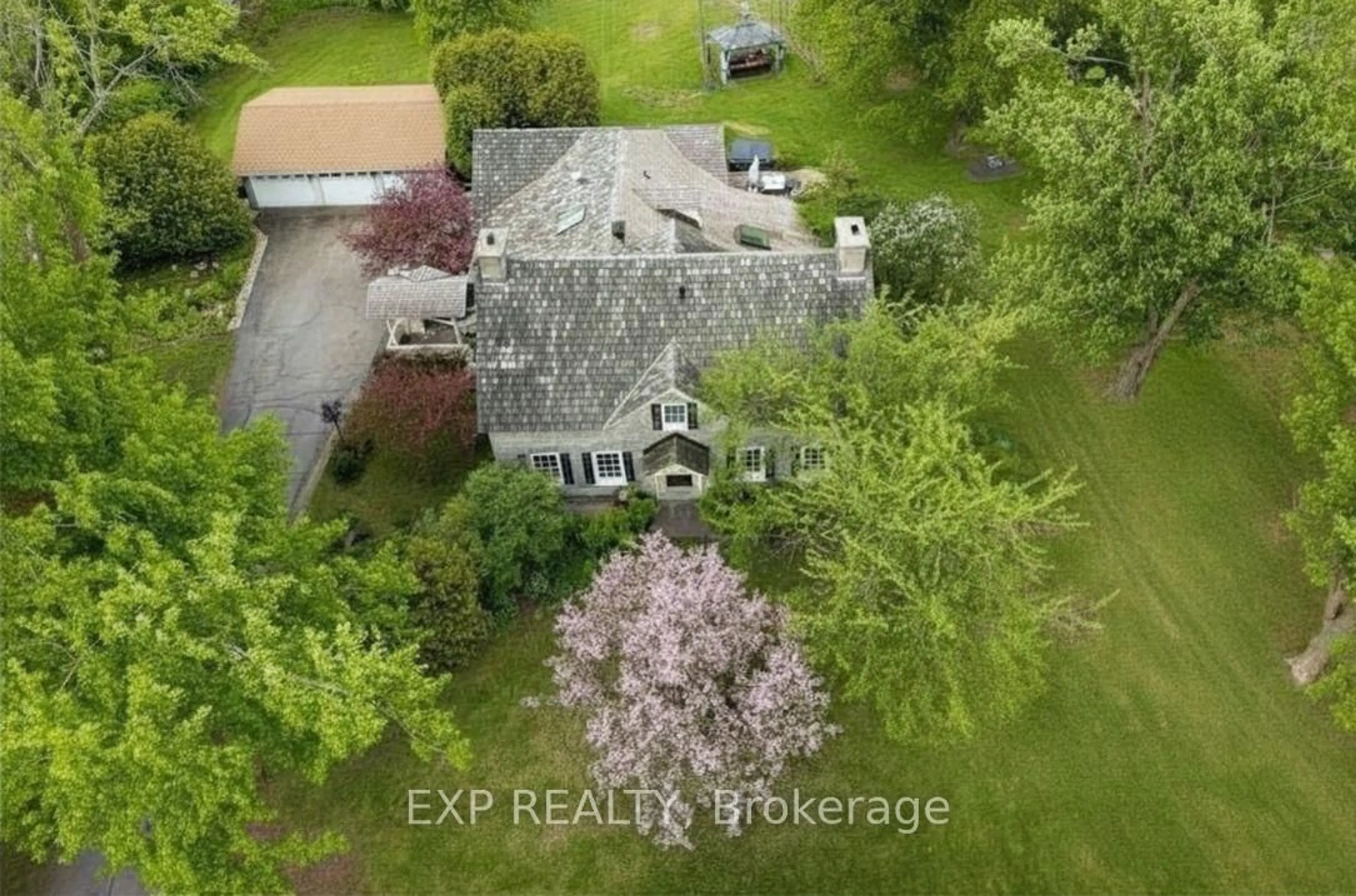 A pic from outside/outdoor area/front of a property/back of a property/a pic from drone, building for 5519 Old Richmond Rd, Ottawa Ontario K2R 1G4