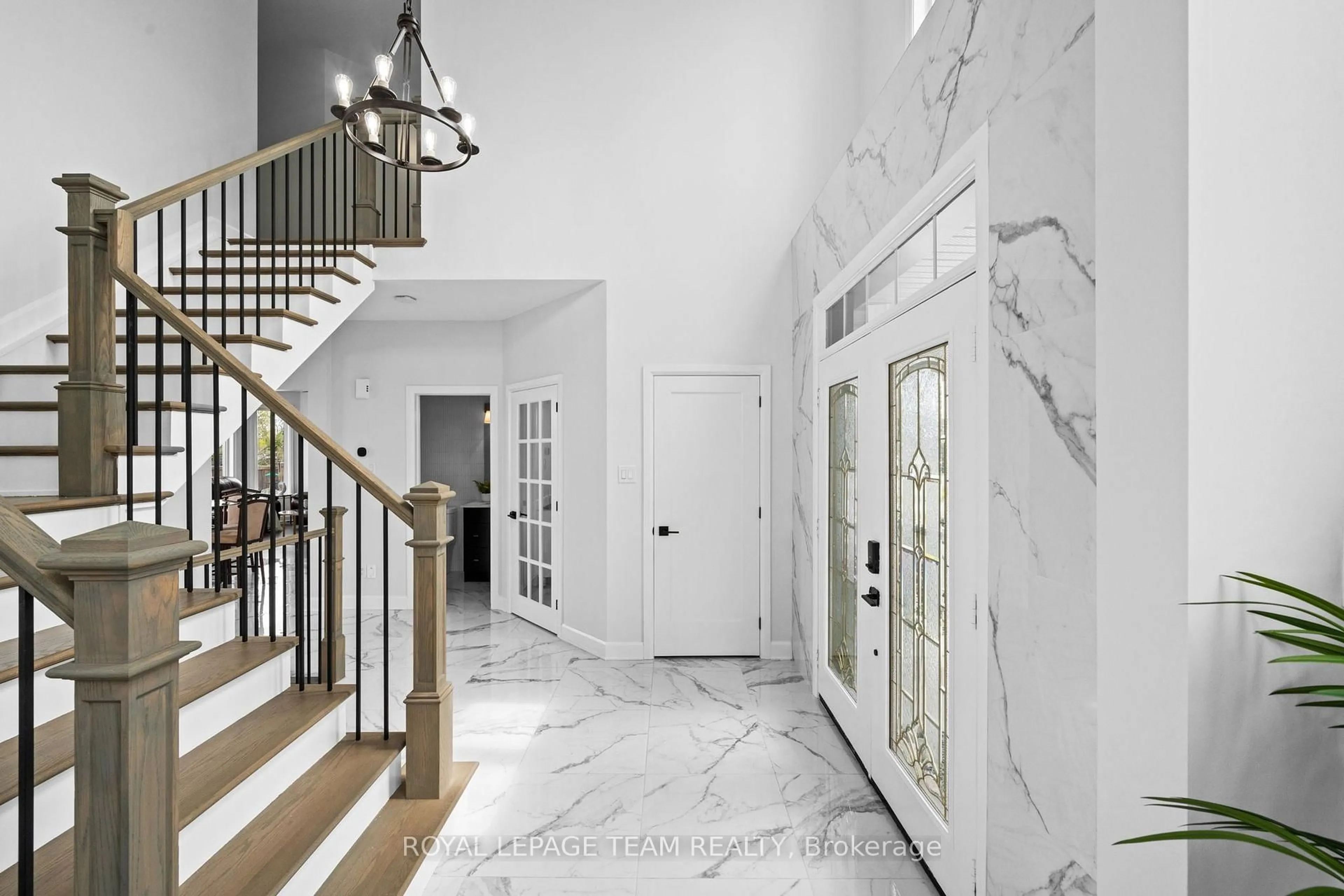 Indoor foyer for 6936 Mary Anne Dr, Ottawa Ontario K4P 0B9