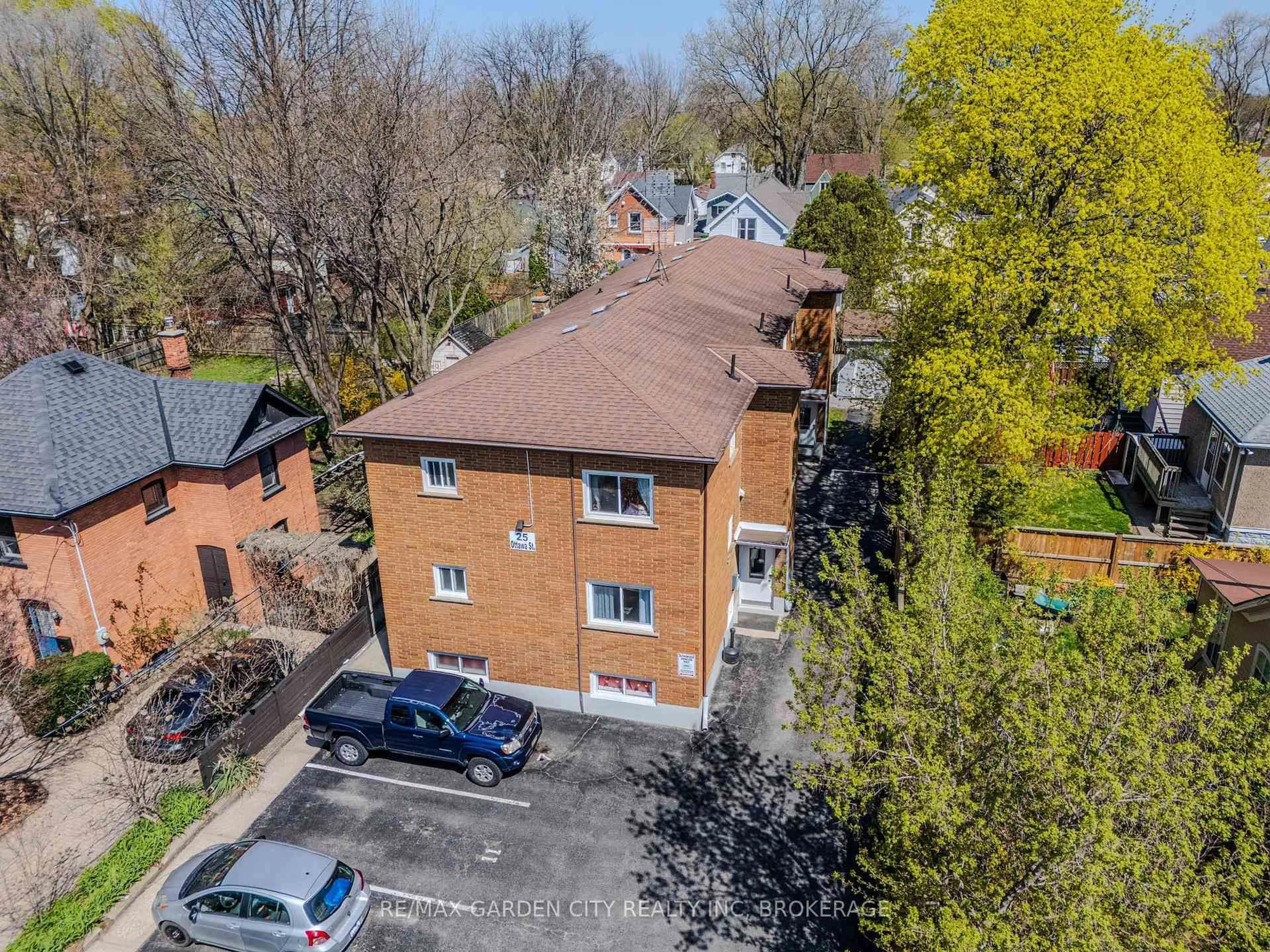 A pic from outside/outdoor area/front of a property/back of a property/a pic from drone, street for 25 Ottawa St, St. Catharines Ontario L2R 1Z1