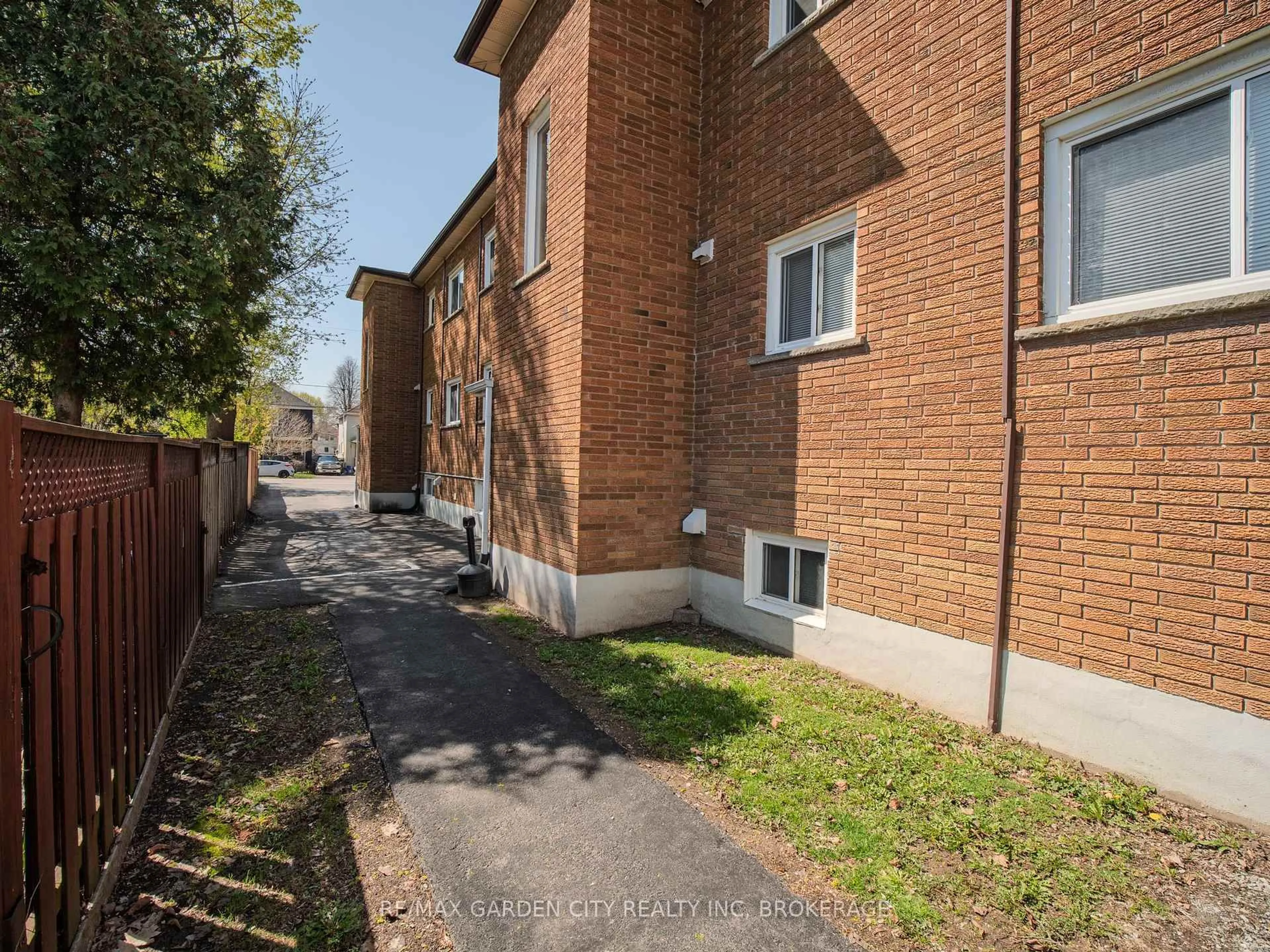 A pic from outside/outdoor area/front of a property/back of a property/a pic from drone, street for 25 Ottawa St, St. Catharines Ontario L2R 1Z1