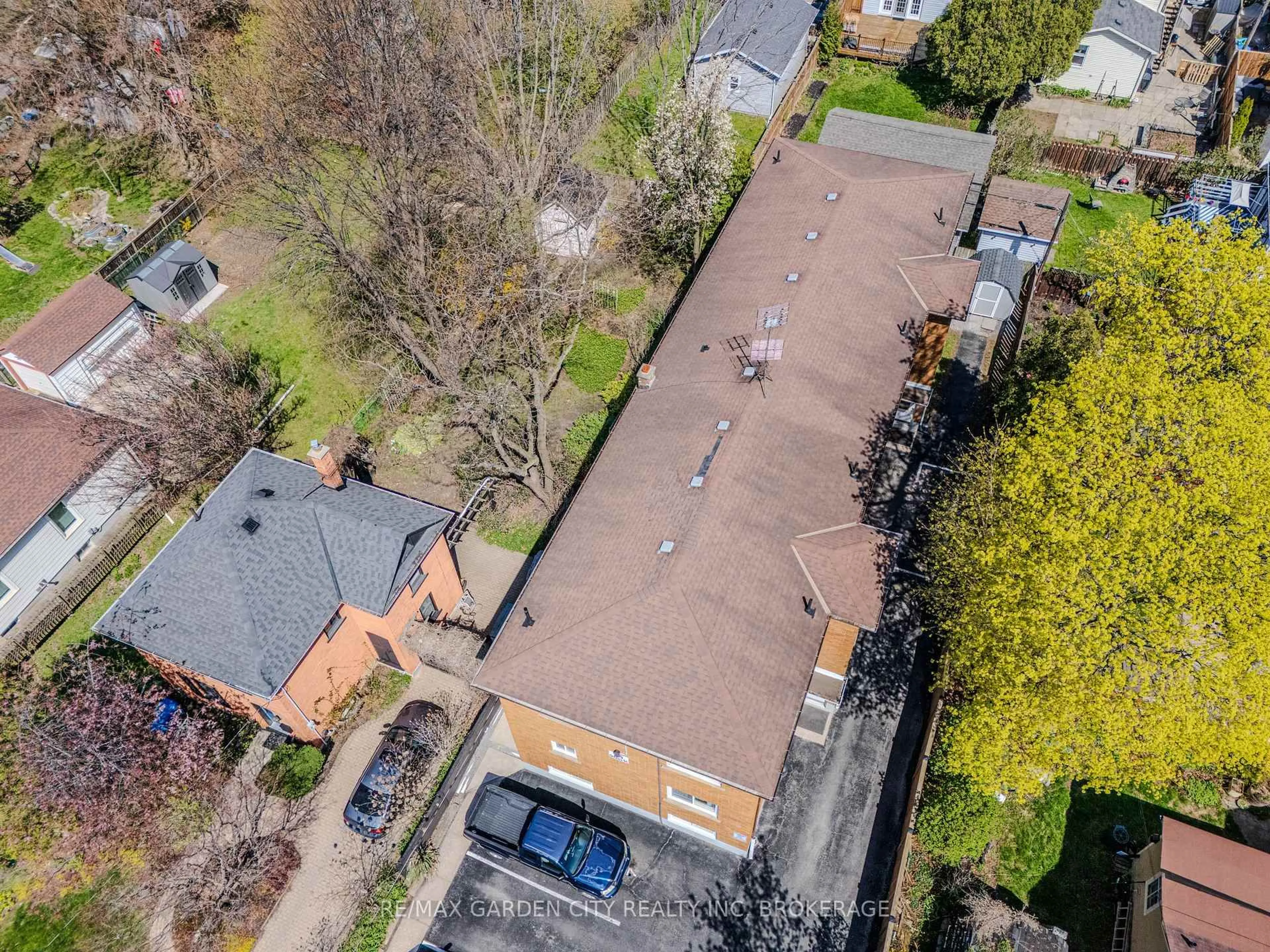 A pic from outside/outdoor area/front of a property/back of a property/a pic from drone, street for 25 Ottawa St, St. Catharines Ontario L2R 1Z1