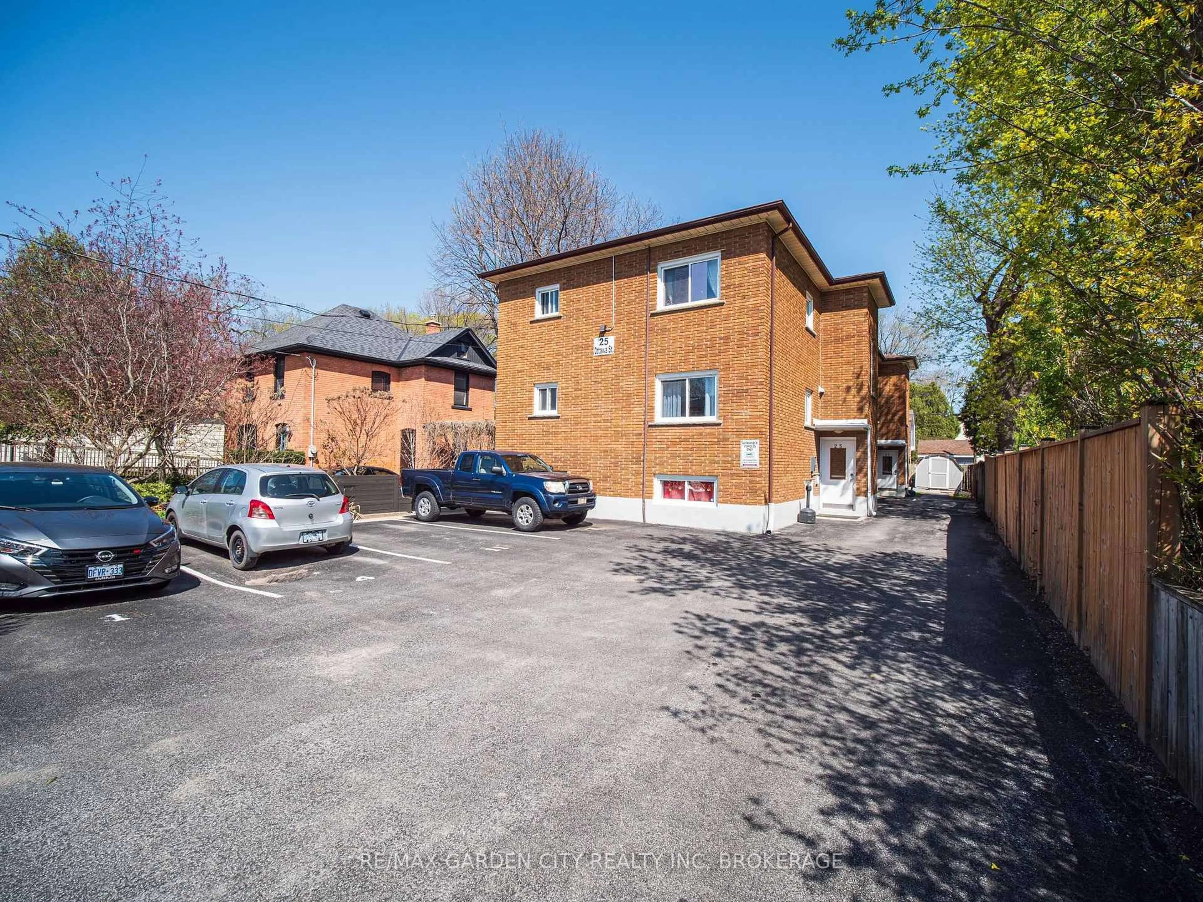 A pic from outside/outdoor area/front of a property/back of a property/a pic from drone, street for 25 Ottawa St, St. Catharines Ontario L2R 1Z1