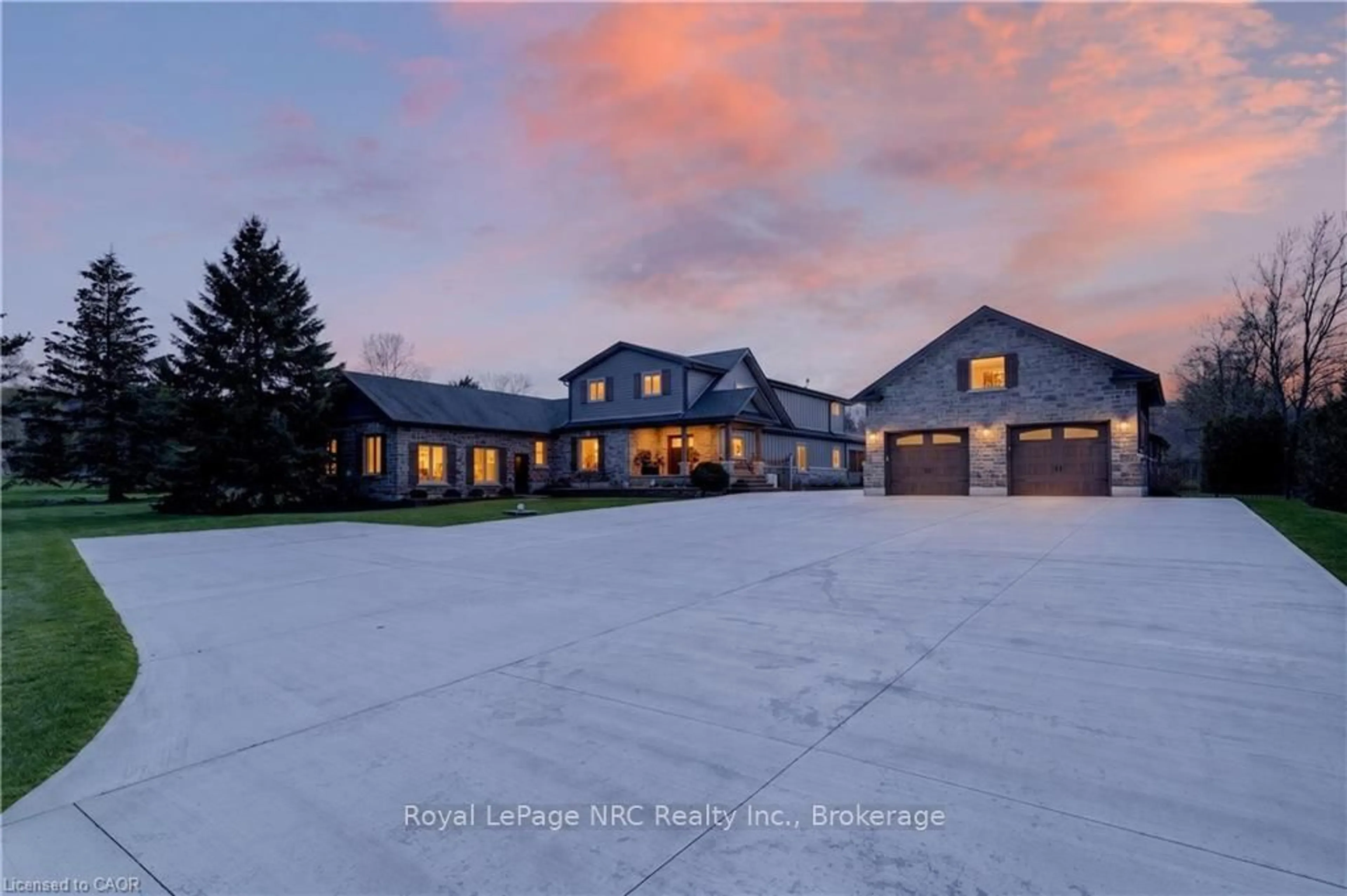 A pic from outside/outdoor area/front of a property/back of a property/a pic from drone, unknown for 4354 Mountainview Rd, Lincoln Ontario L3J 2C8