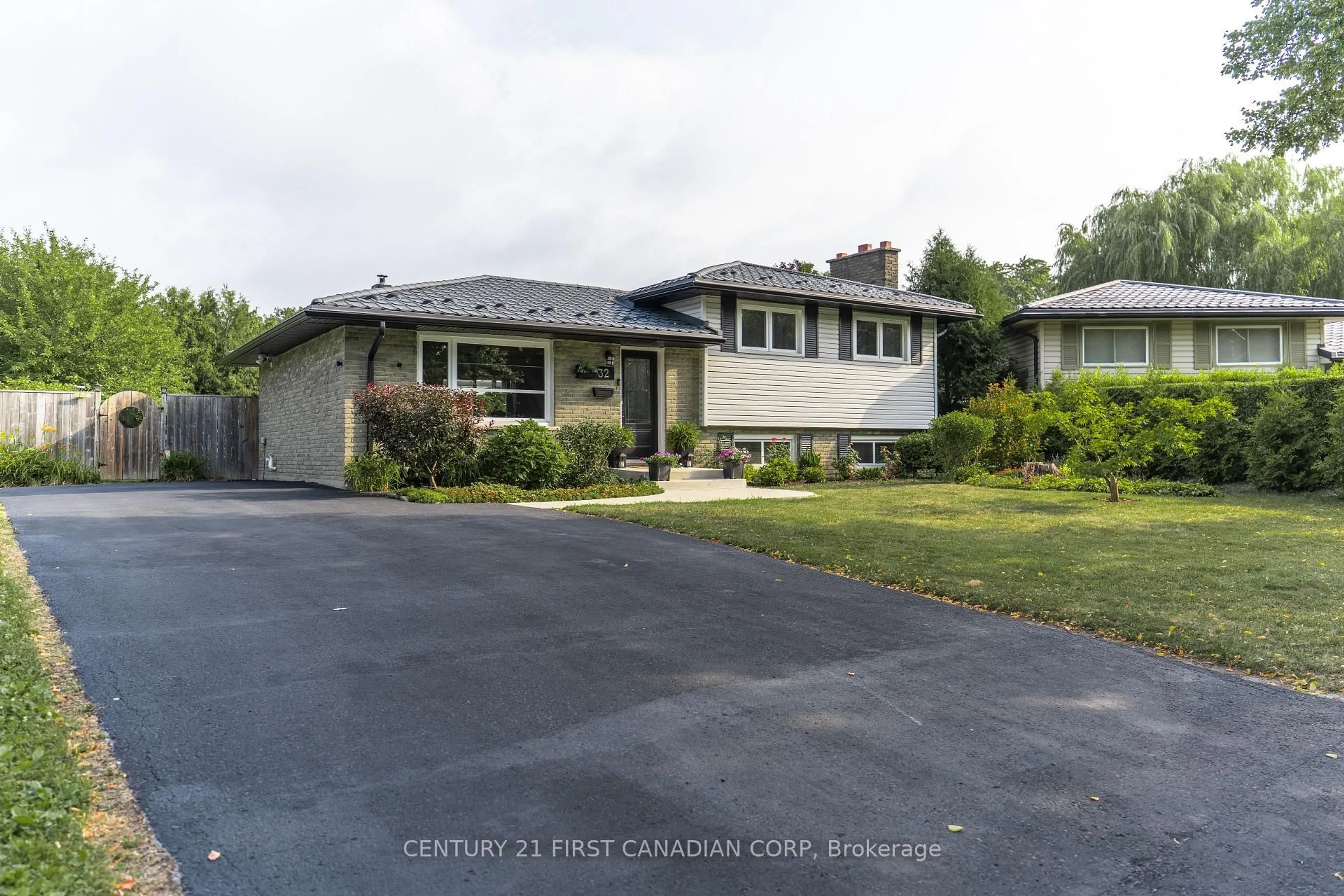 A pic from outside/outdoor area/front of a property/back of a property/a pic from drone, street for 32 MENDIP Cres, London South Ontario N6E 1H1