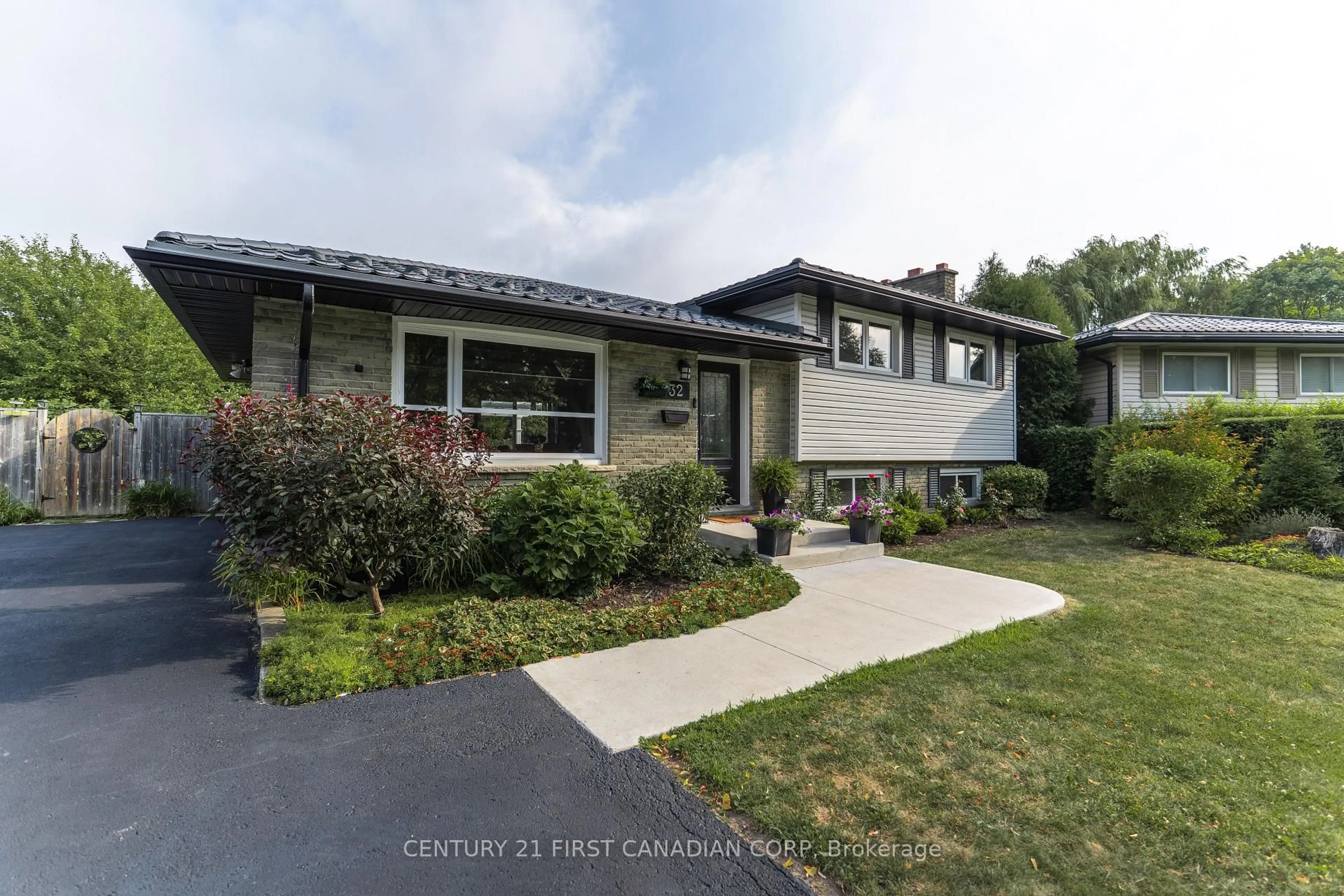Home with vinyl exterior material, street for 32 MENDIP Cres, London South Ontario N6E 1H1