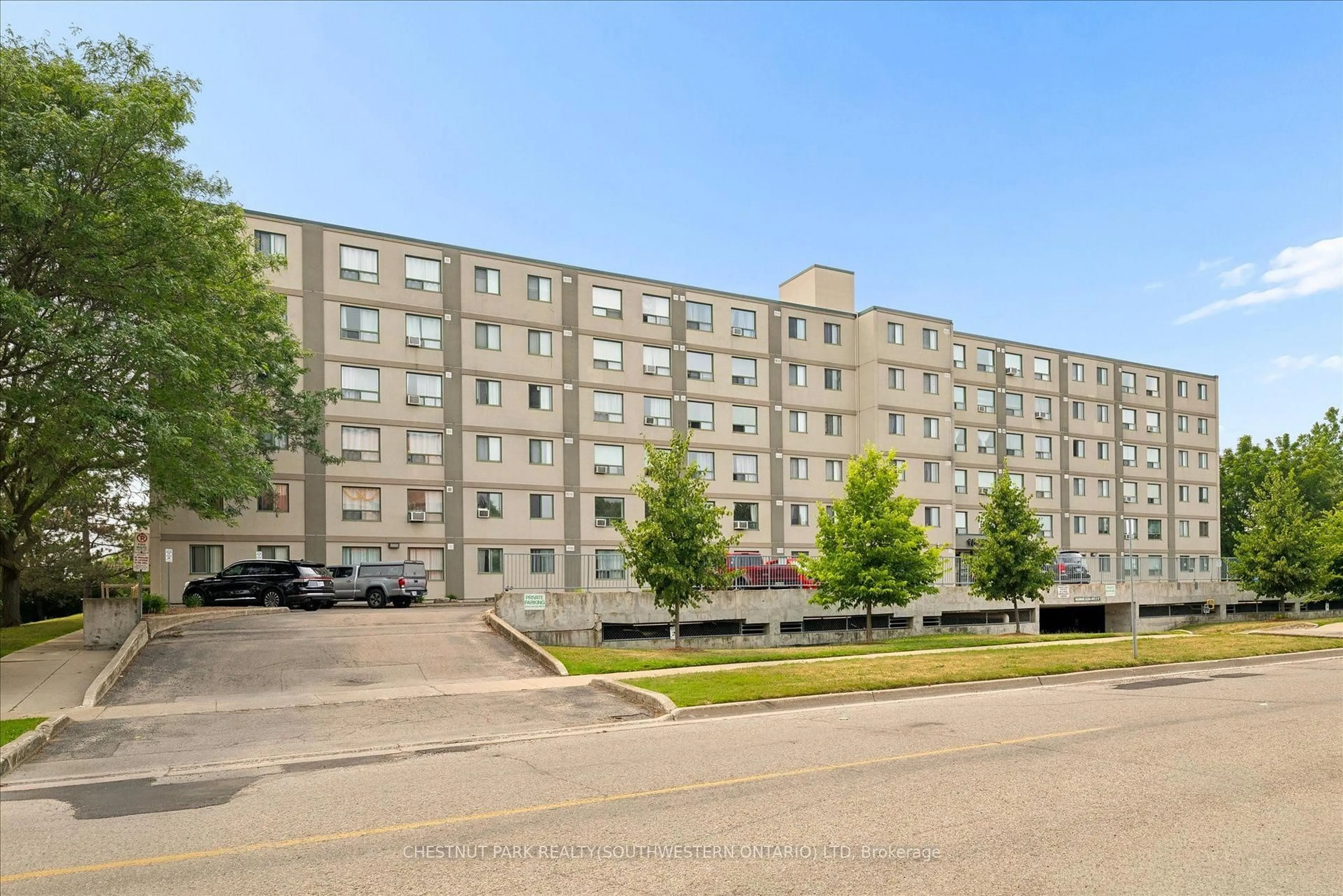 Patio, building for 18 Holborn Crt #506, Kitchener Ontario N2A 4A1