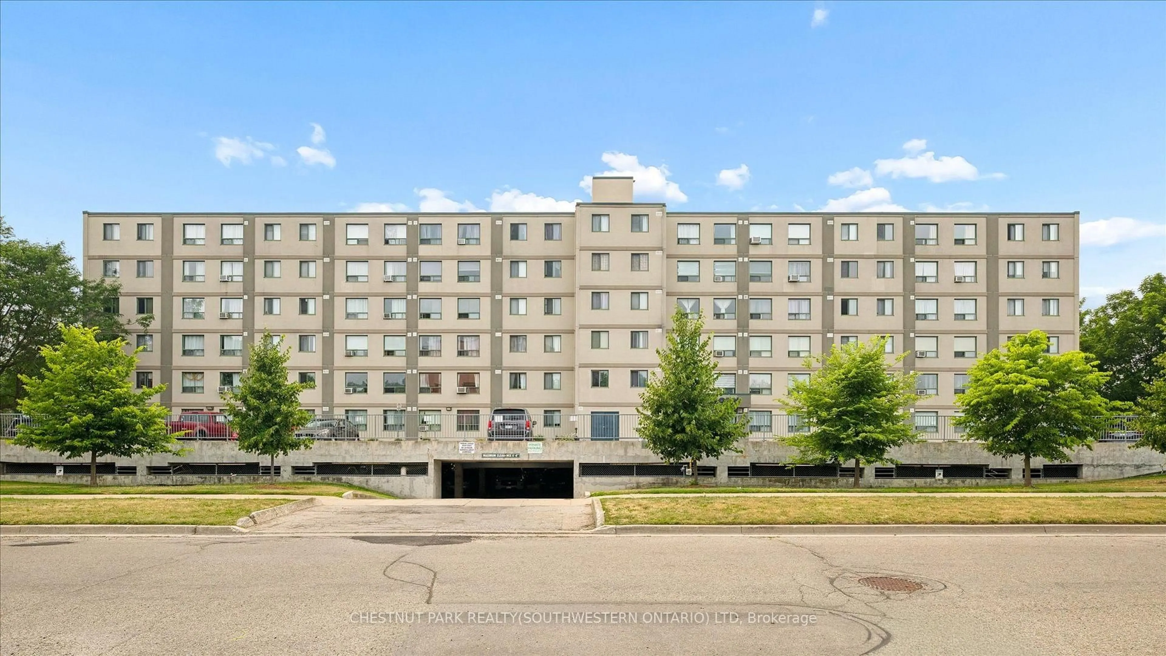 Patio, building for 18 Holborn Crt #506, Kitchener Ontario N2A 4A1