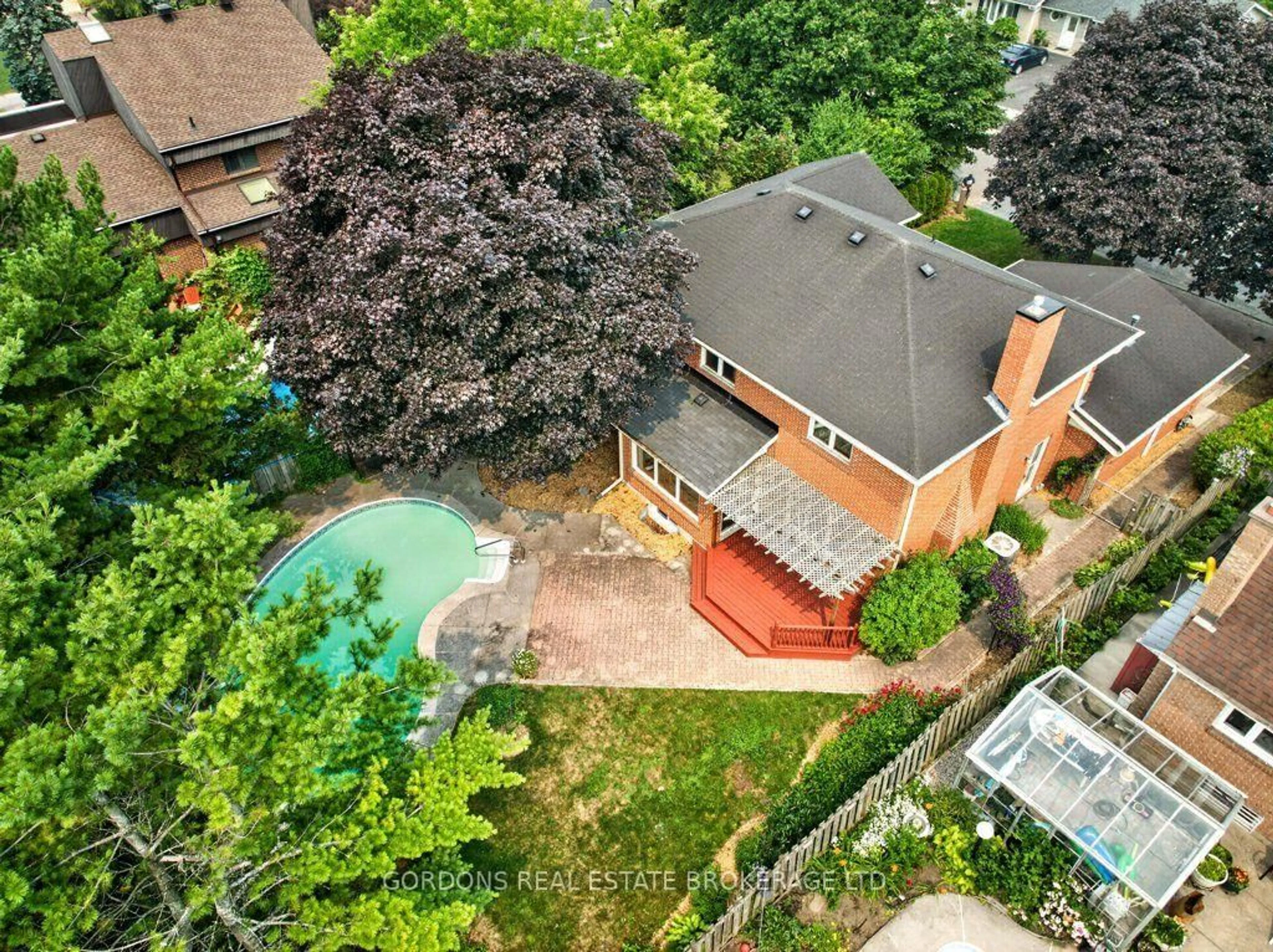 A pic from outside/outdoor area/front of a property/back of a property/a pic from drone, unknown for 24 Nottingham Pl, Kingston Ontario K7M 7H1