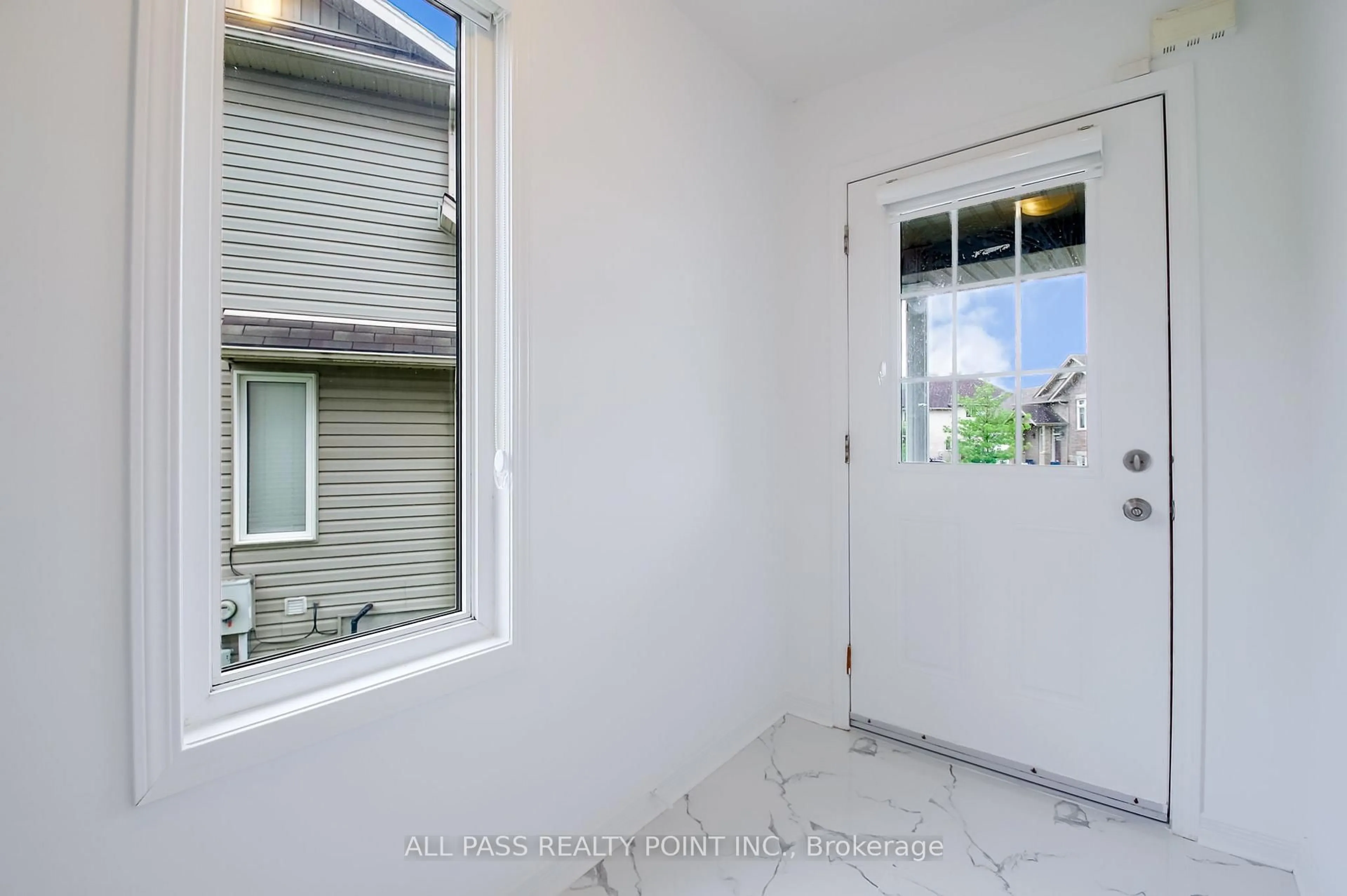 Indoor entryway for 83 Iron Gate St, Kitchener Ontario N2N 3R6